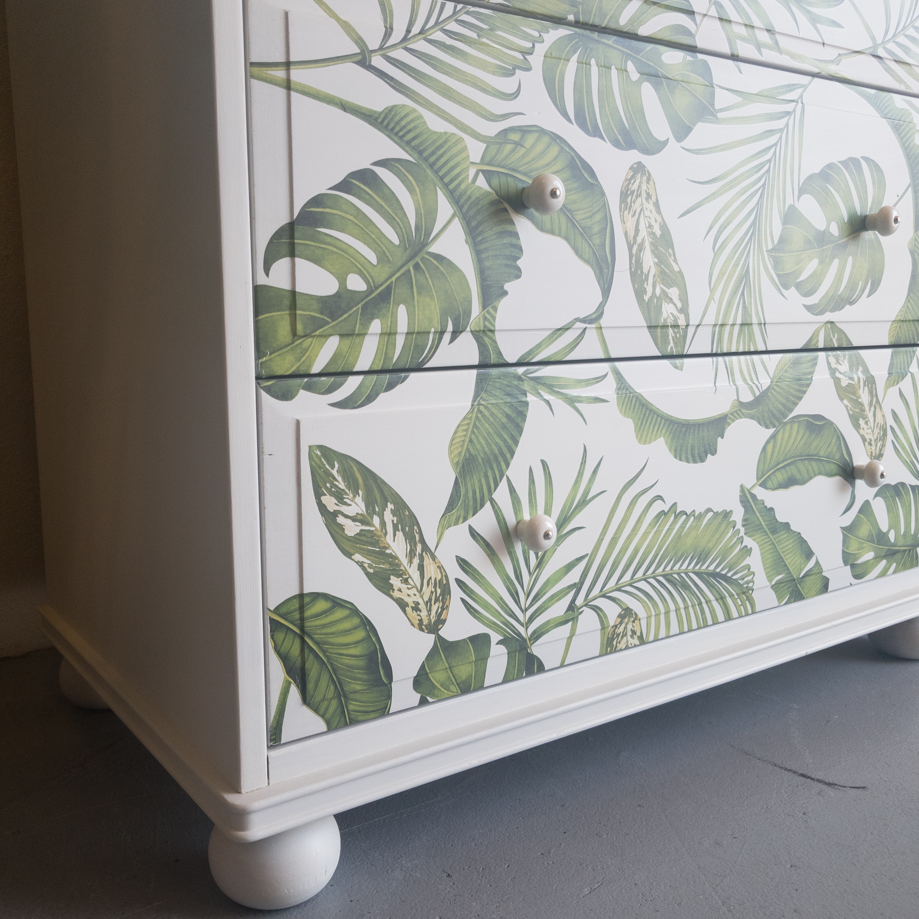 Ladekast met meubel transfer tropical paradise fusion mineral paint Raw silk Ladekast botanisch  Goed Gestyled Brielle