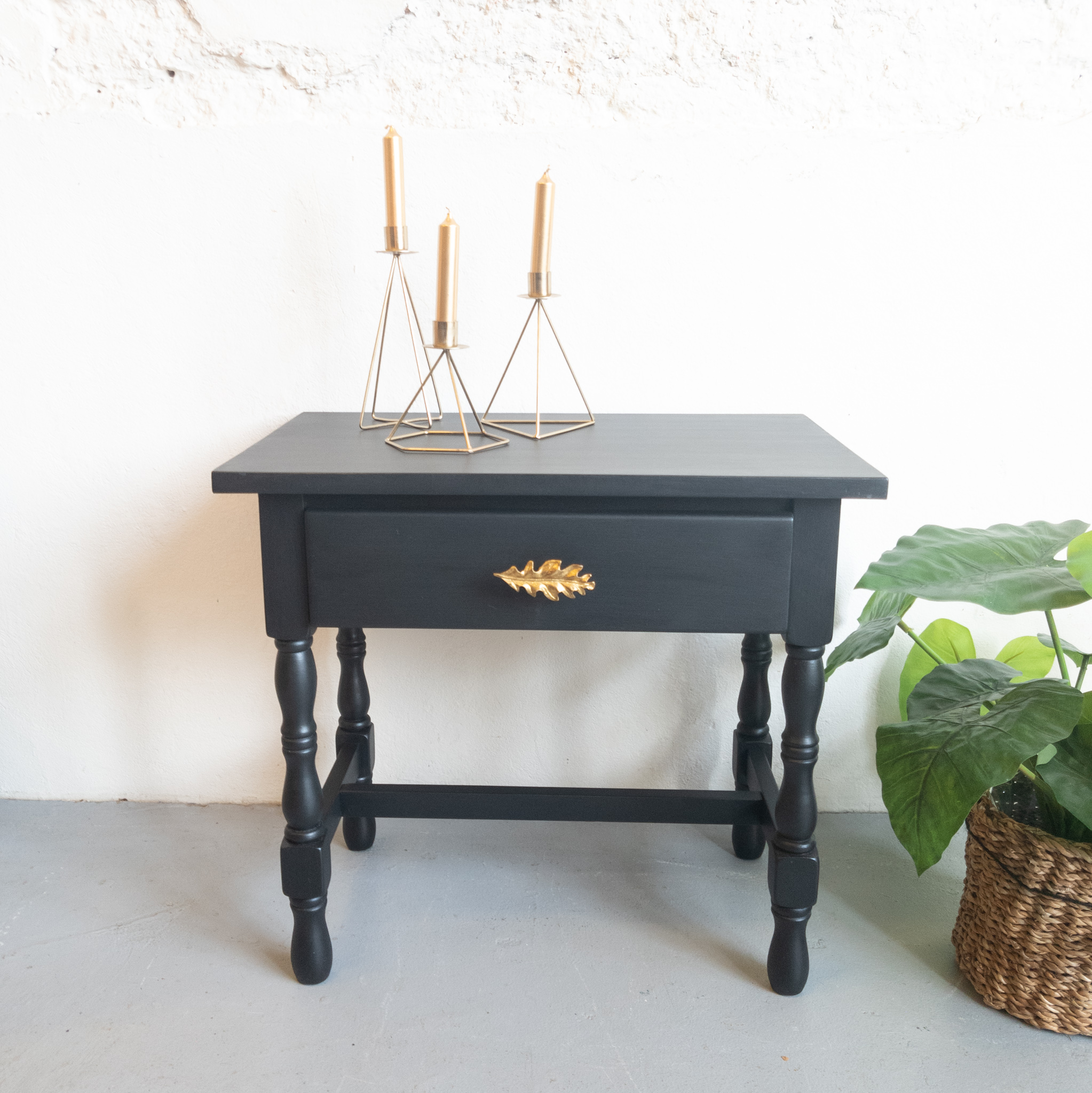 Zwart tafeltje met gouden eikenbladknop Fusion Mineral Paint coal black Goed gestyled Brielle