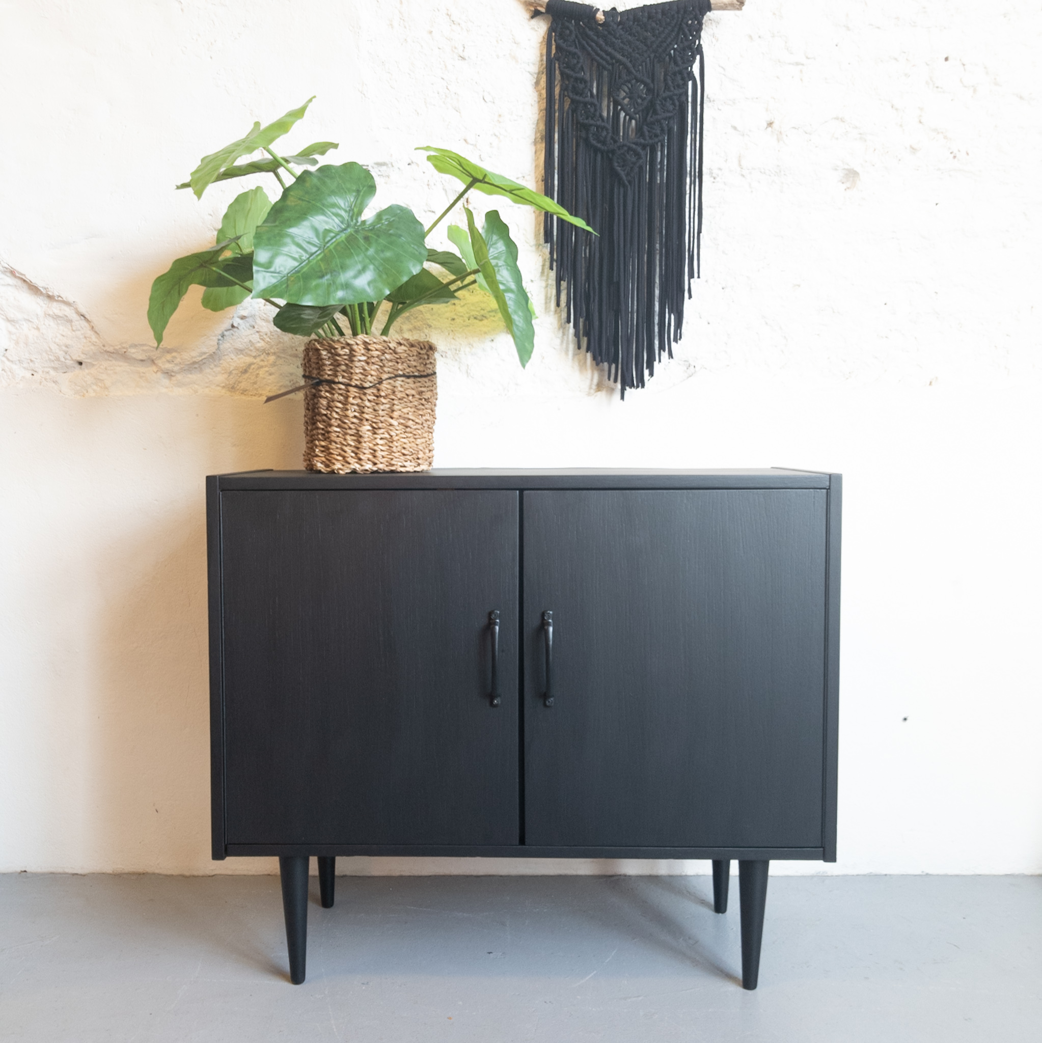 leven het kan geweld Uniek vintage kastje geverd met Fusion Mineral Paint in Coal Black