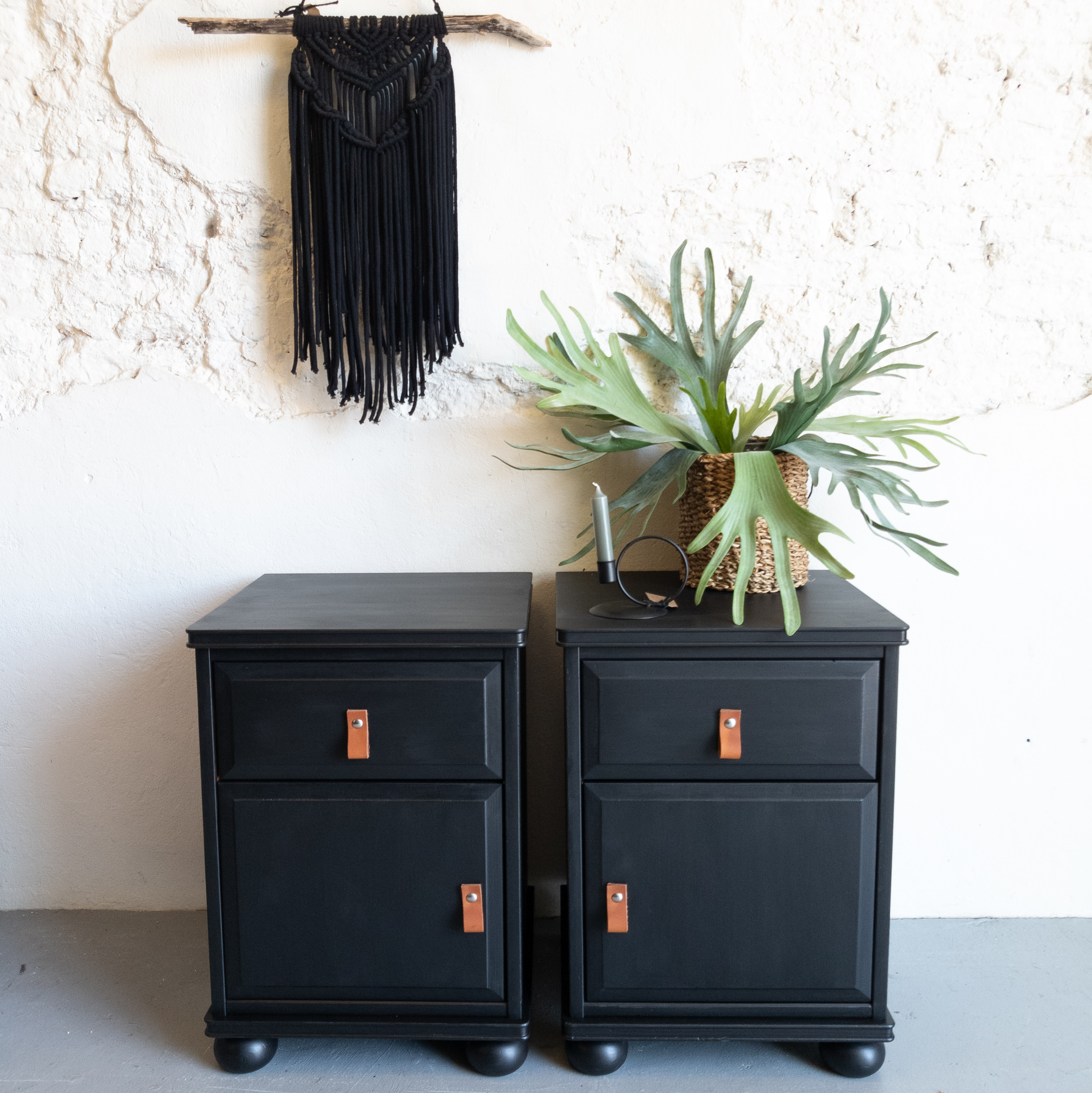 set nachtkastjes mat zwart met lerenhandgrepen coal black fusion mineral paint Goed Gestyled Brielle