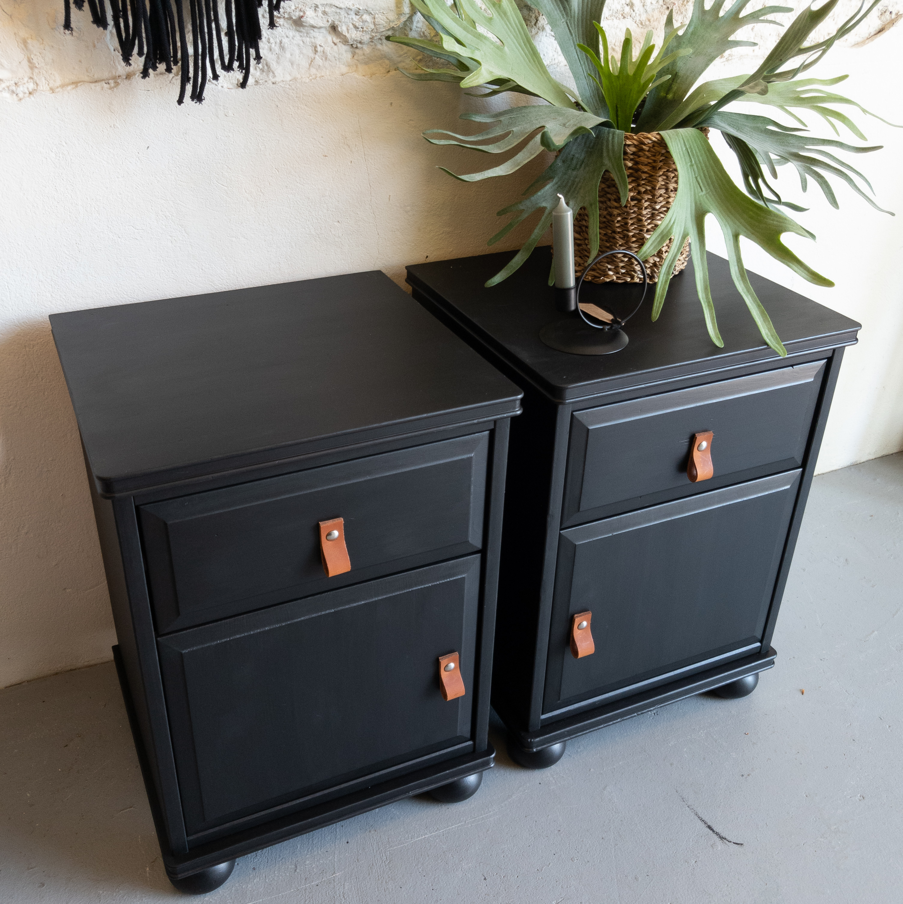 set nachtkastjes mat zwart met lerenhandgrepen coal black fusion mineral paint Goed Gestyled Brielle