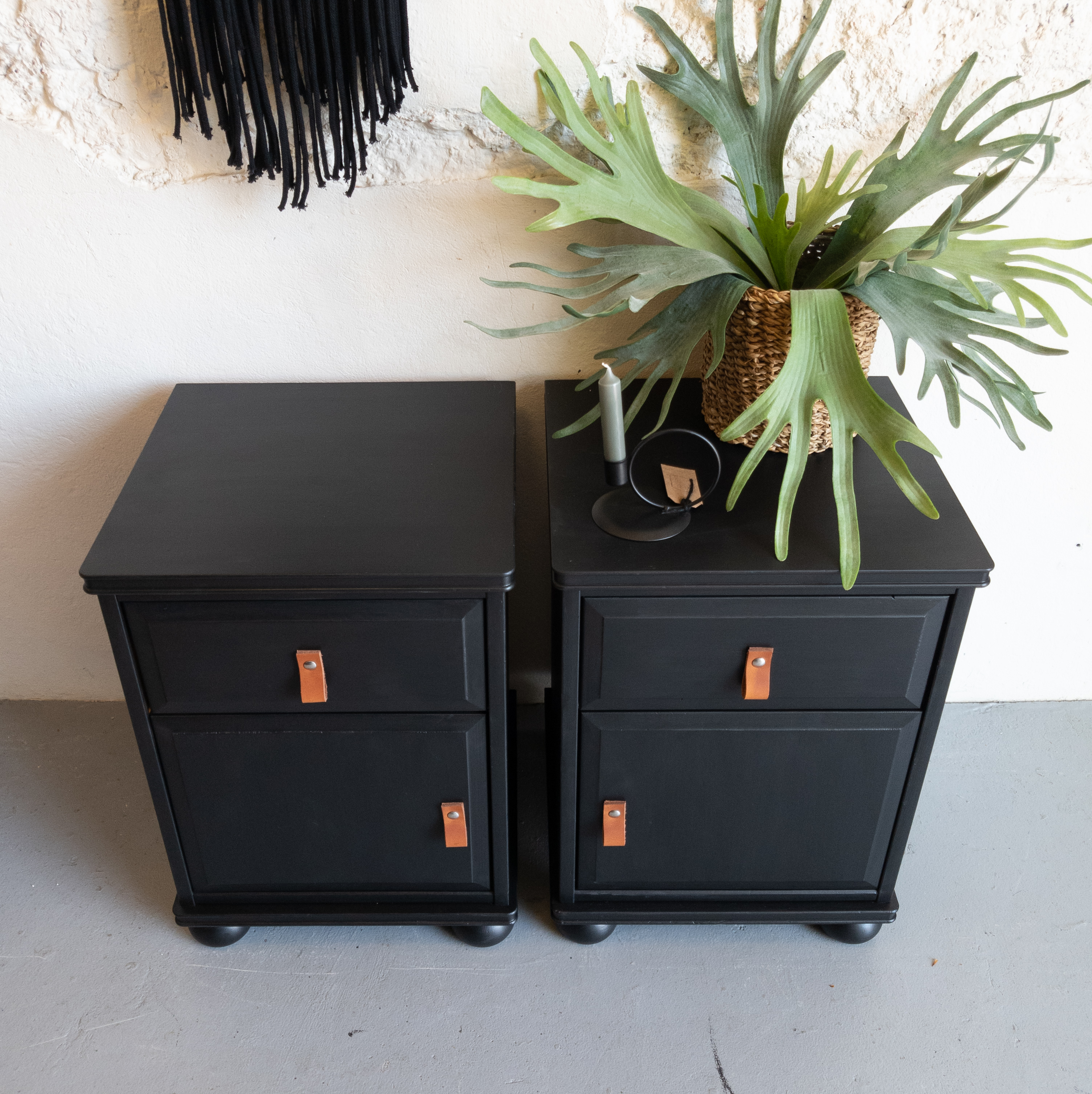 set nachtkastjes mat zwart met lerenhandgrepen coal black fusion mineral paint Goed Gestyled Brielle