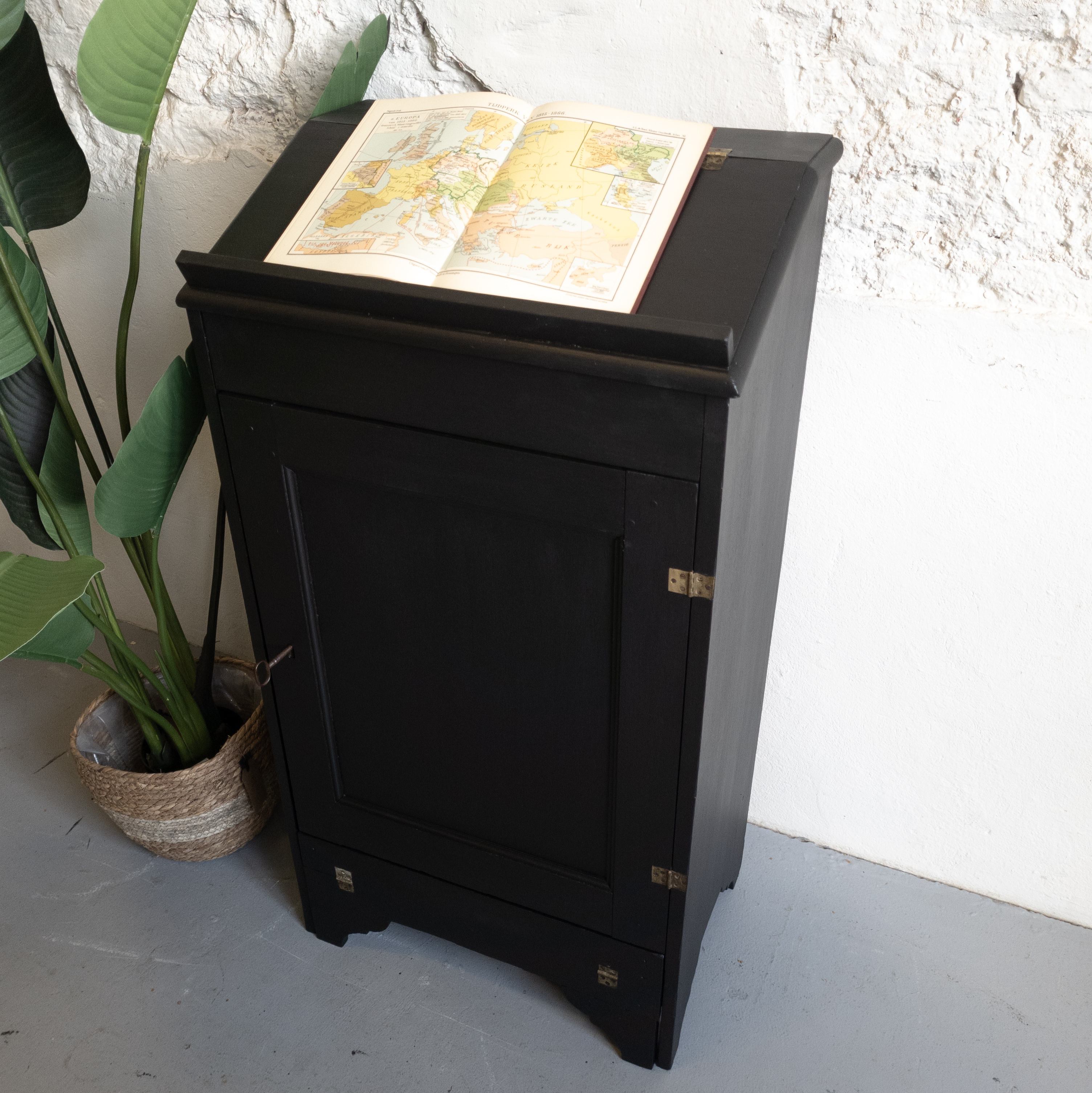 Unieke eikenhouten lessenaar mat zwart coal black goed gestyled brielle