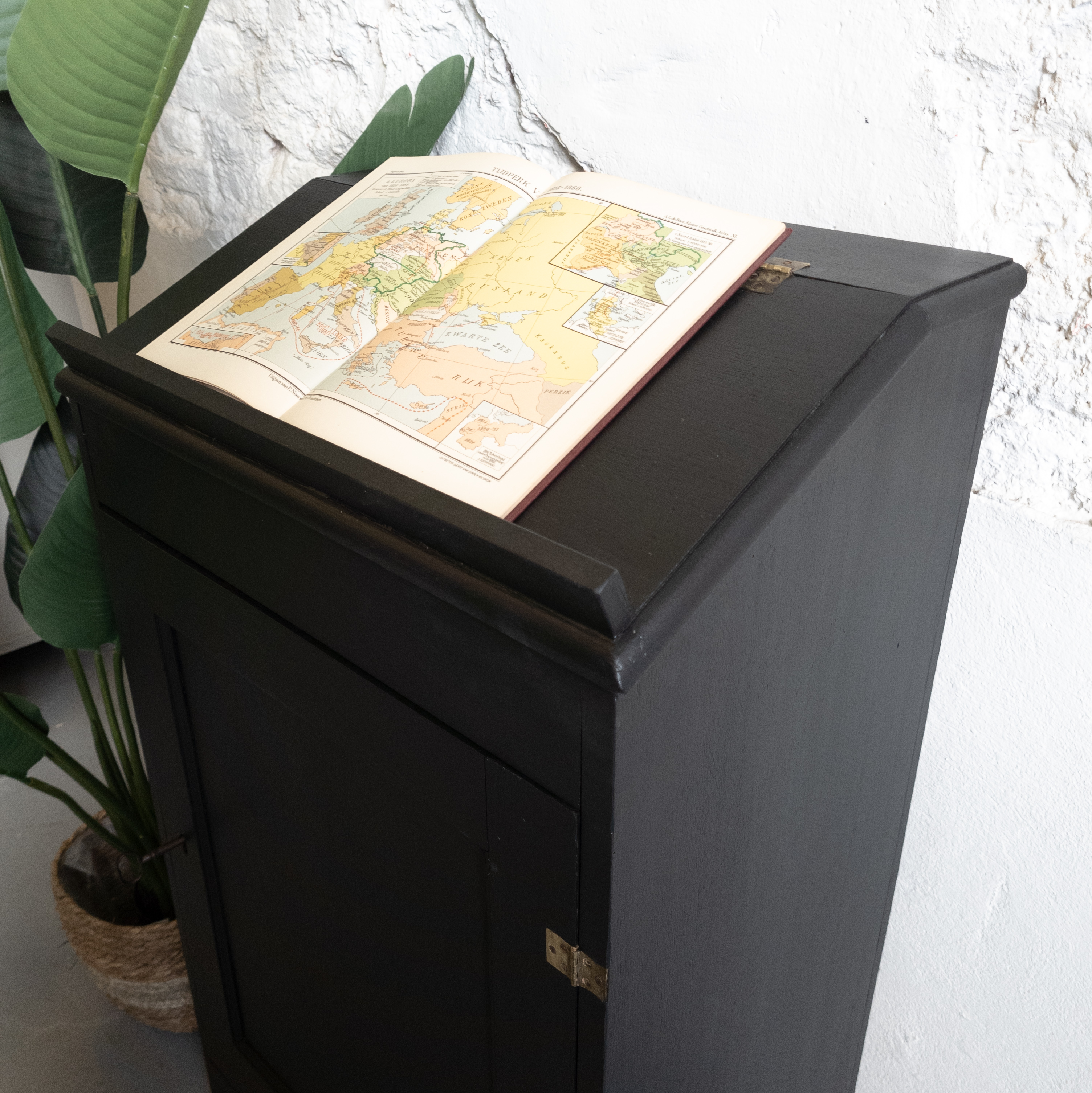 Unieke eikenhouten lessenaar mat zwart coal black goed gestyled brielle