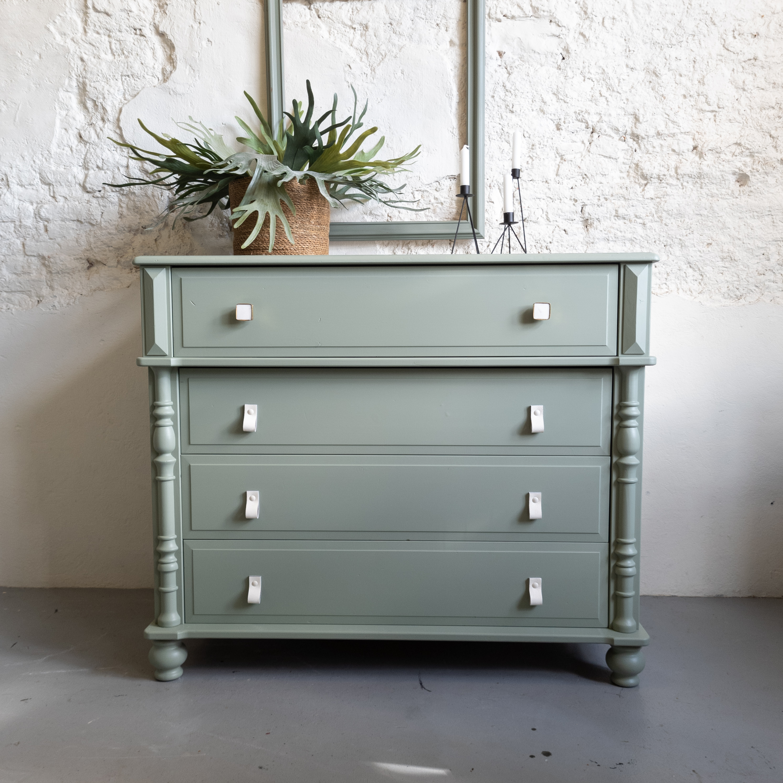 verwijderen Spruit vorm Oudgroene commode ladekast opgeknapt met Fusion Mineral Paint