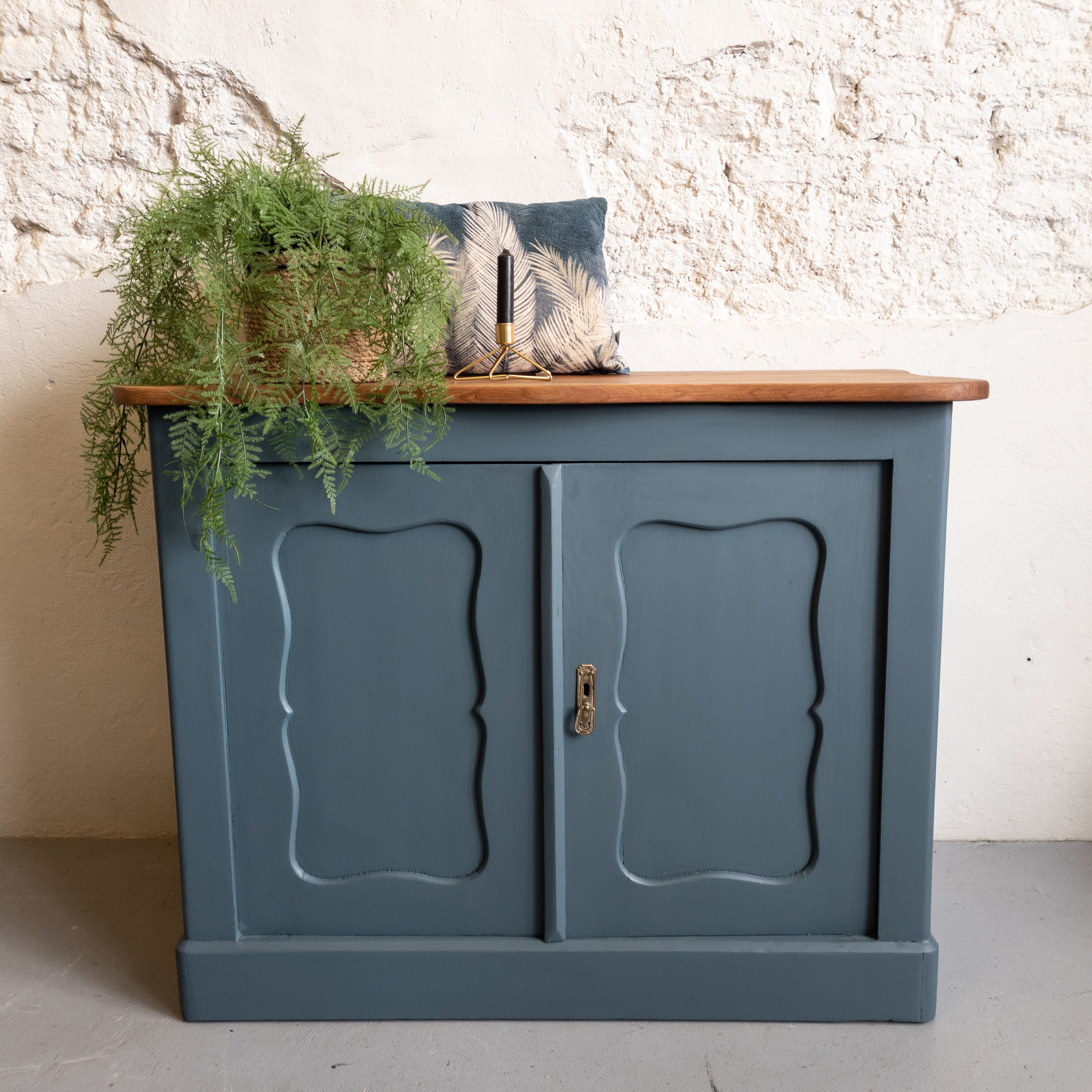 Dertig Hectare wereld Klassieke eigentijdse commode kast. Geverfd met fusion mineral paint