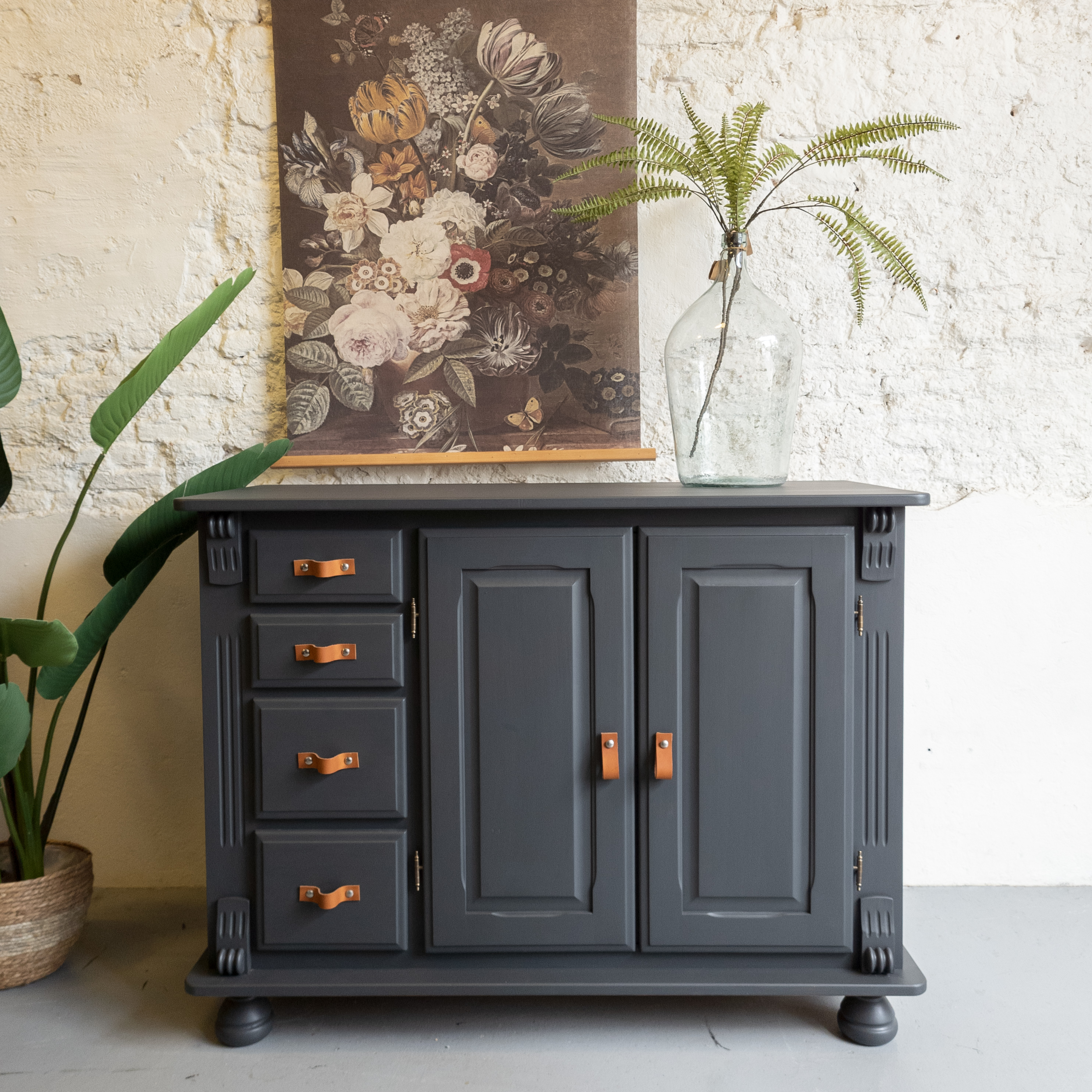 Stoere of dressoir in het antraciet grijs met lerenhandgrepen