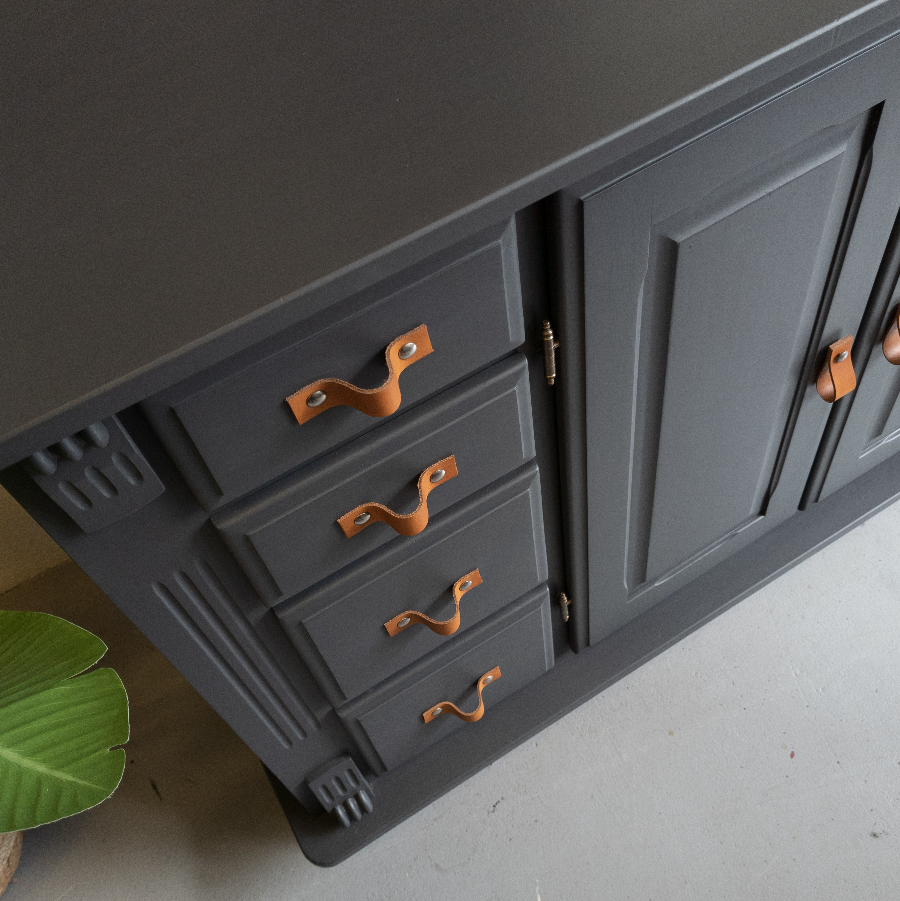 Stoere of dressoir in het antraciet grijs met lerenhandgrepen