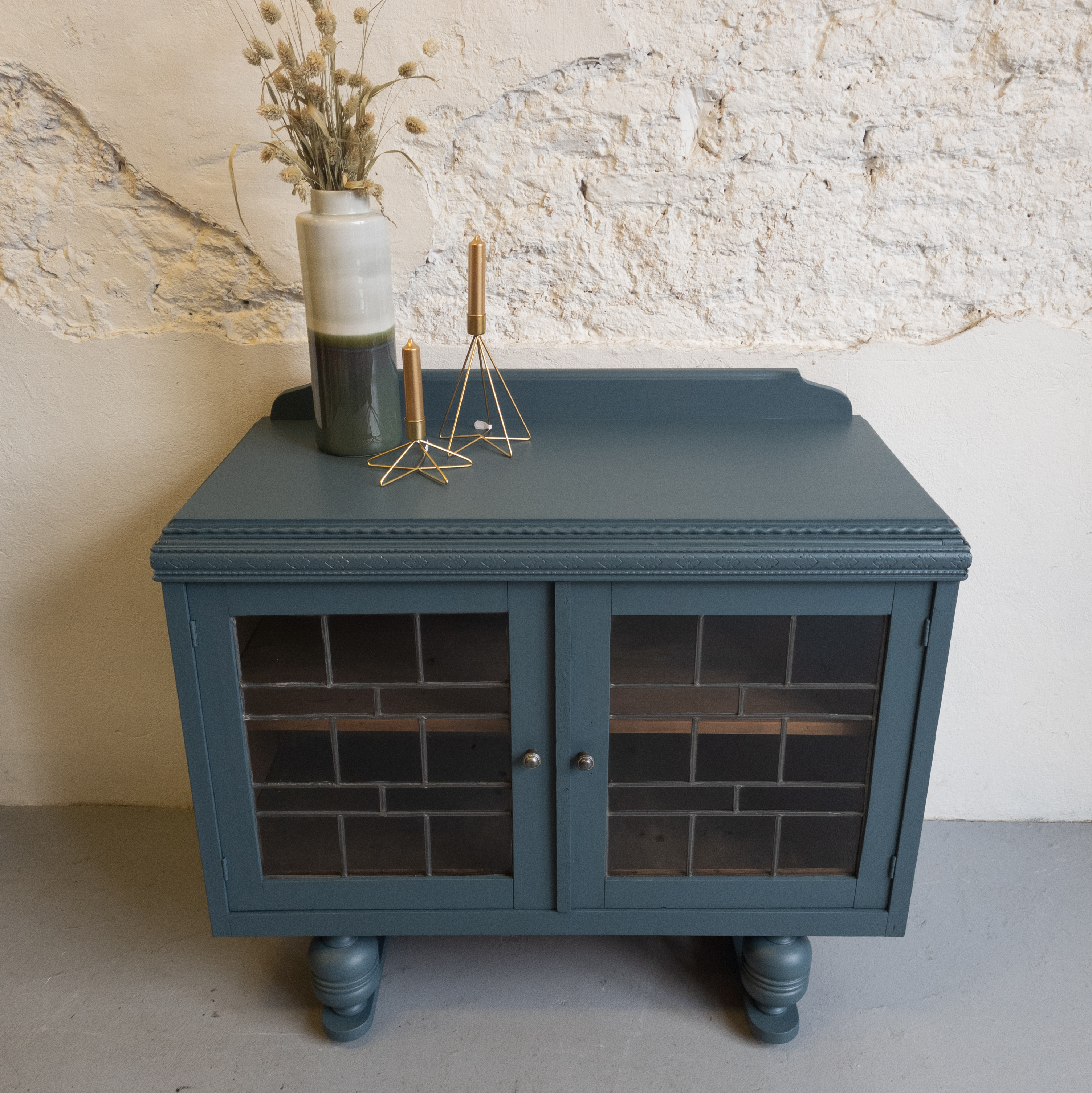 theekastje met glas in lood Goed Gestyled Homestead blue fusion mineral paint