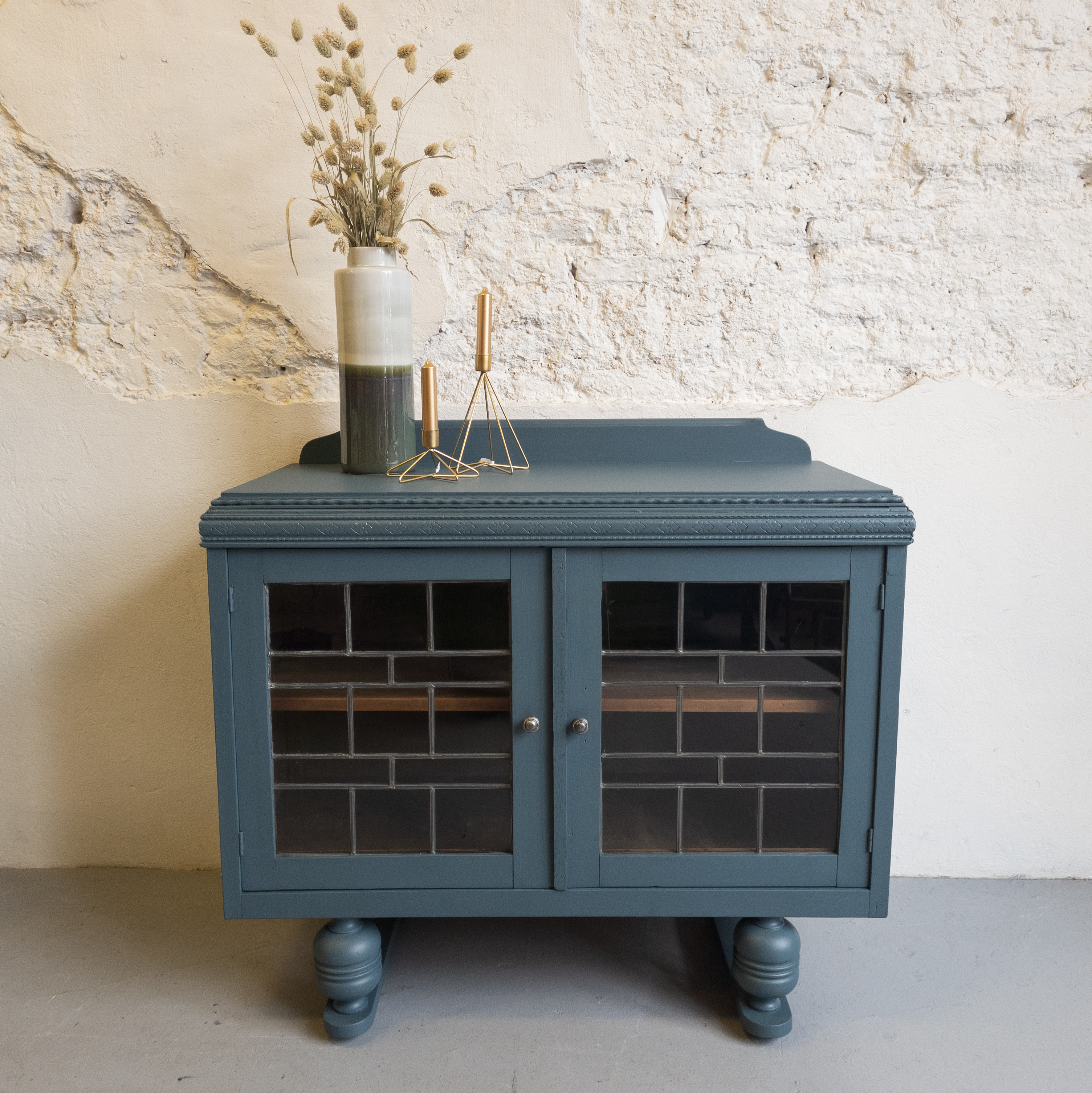 theekastje met glas in lood Goed Gestyled Homestead blue fusion mineral paint