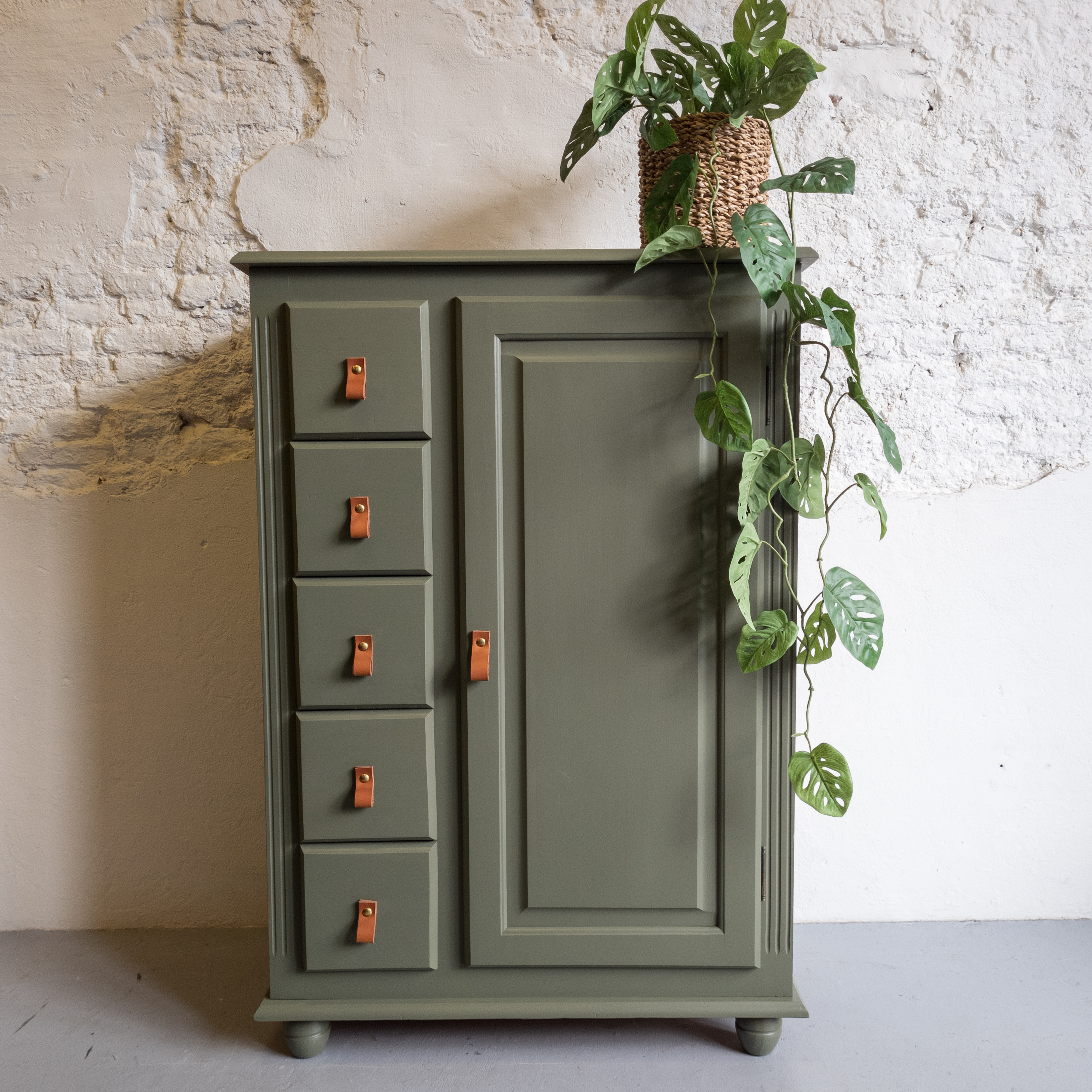 Meidenkast bayberry warm groen met lerenhandgrepen en messing slotbouten Goed Gestyled Fusion mineral paint Brielle