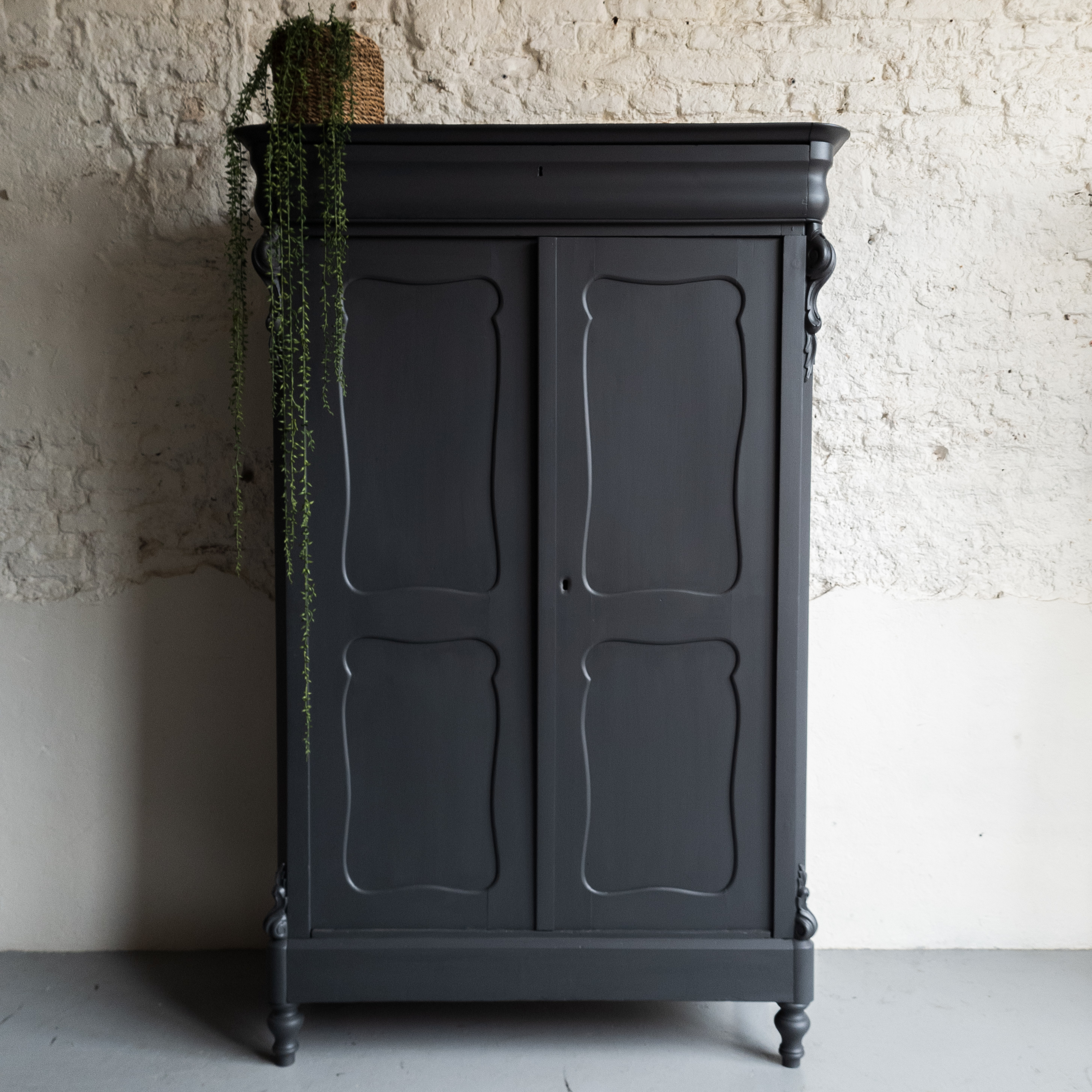 biedermeier meidenkast kast antraciet ash Fusion Mineral Paint matte verf Goed Gestyled Brielle