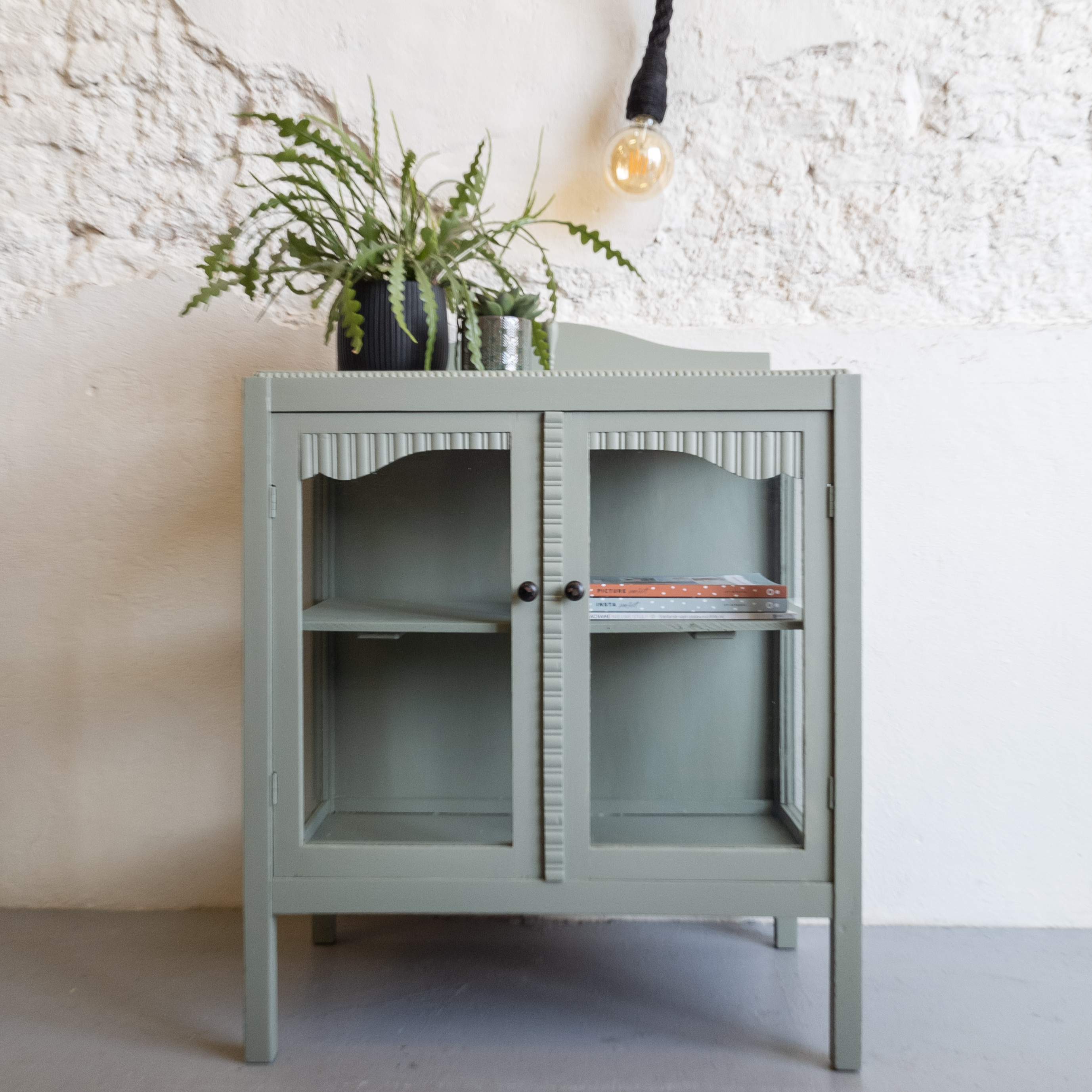 Theekastje oudgroen Fusion mineral paint goed gestyled brielle