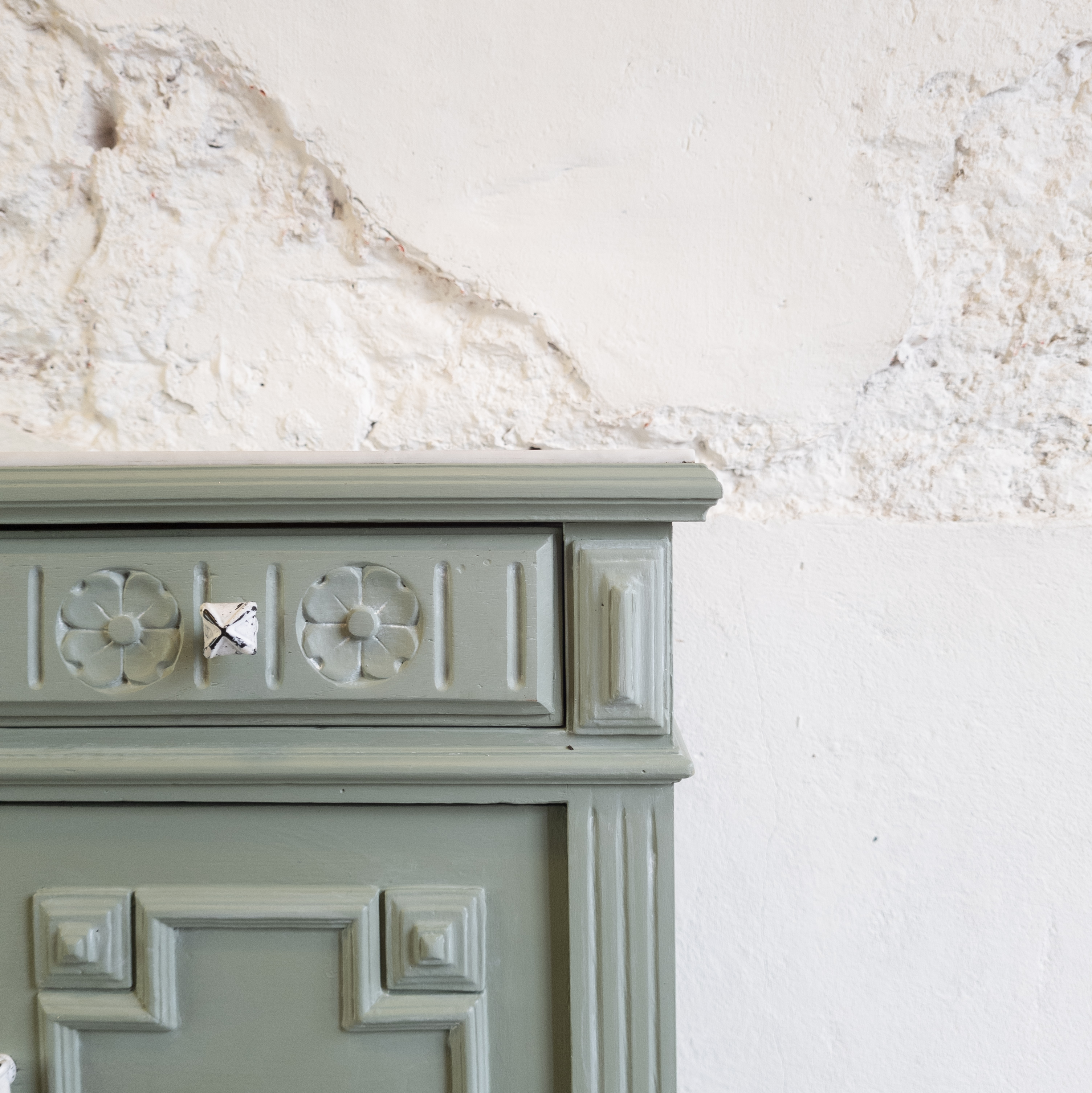 Oud groen kastje met marmer blad Fusion Mineral Paint Goed Gestyled