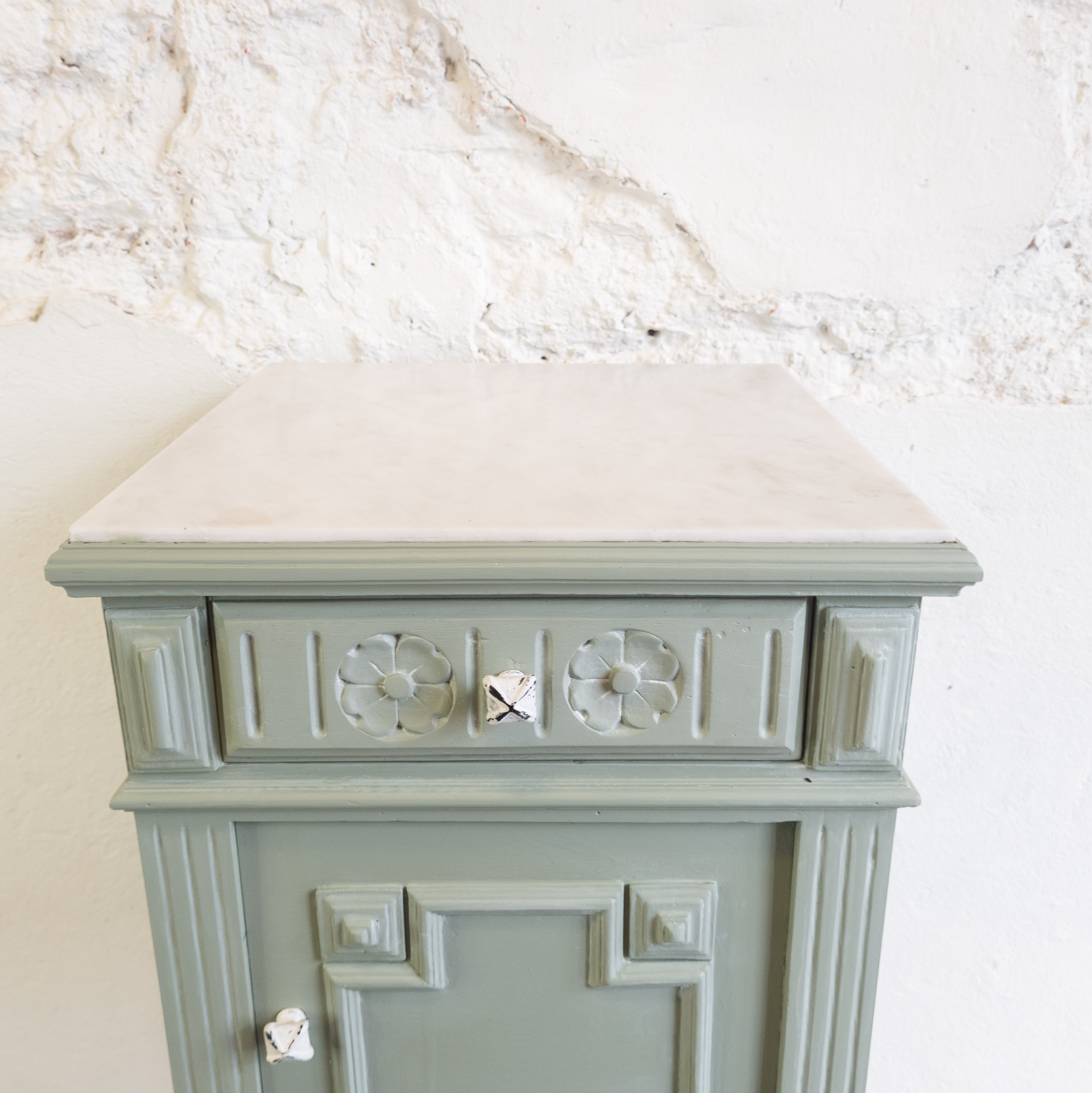 Oud groen kastje met marmer blad Fusion Mineral Paint Goed Gestyled