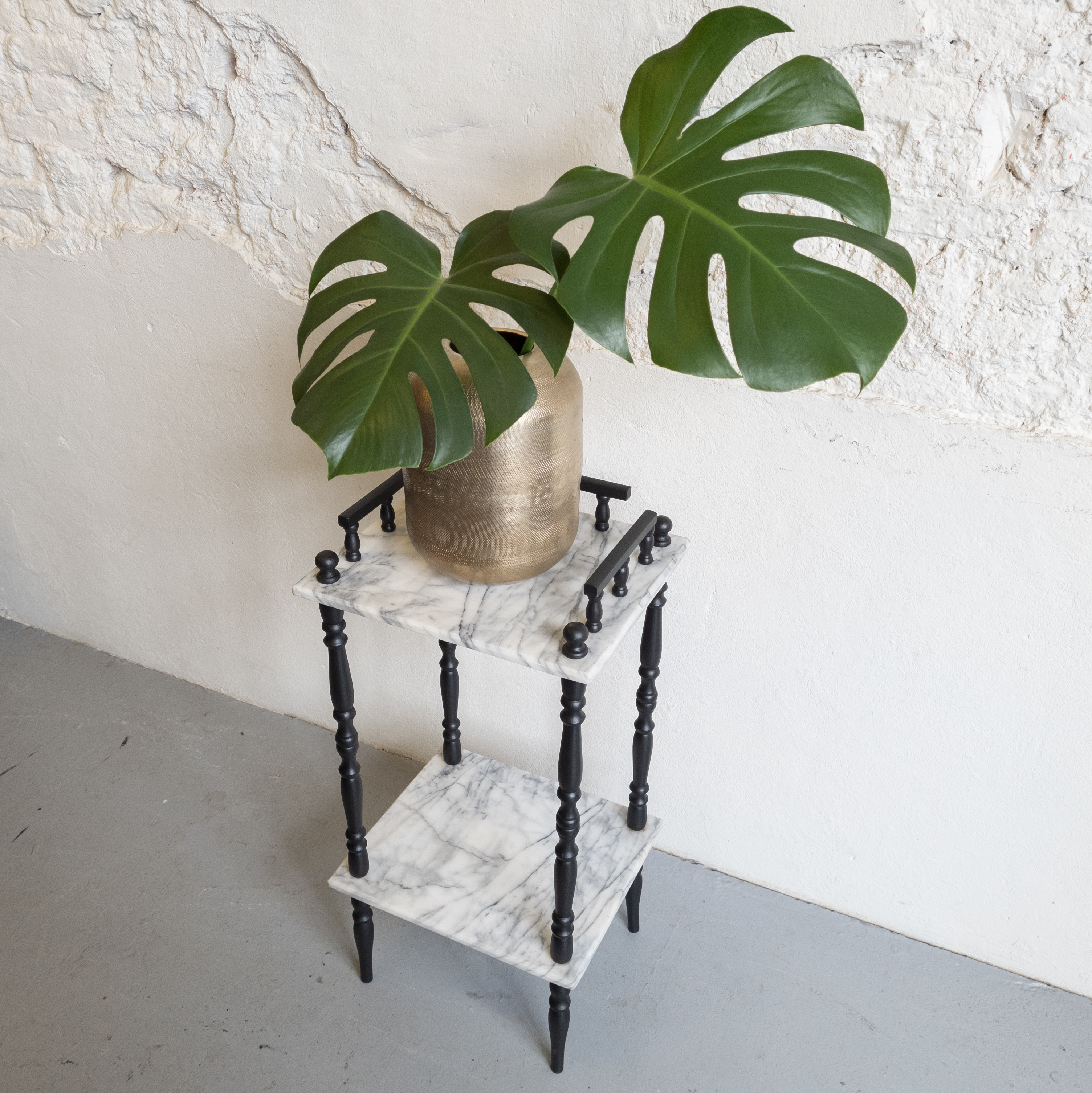 unieke plantentafel mat zwart met marmer. Fusion Mineral paint Coal Black. Goed Gestyled Brielle