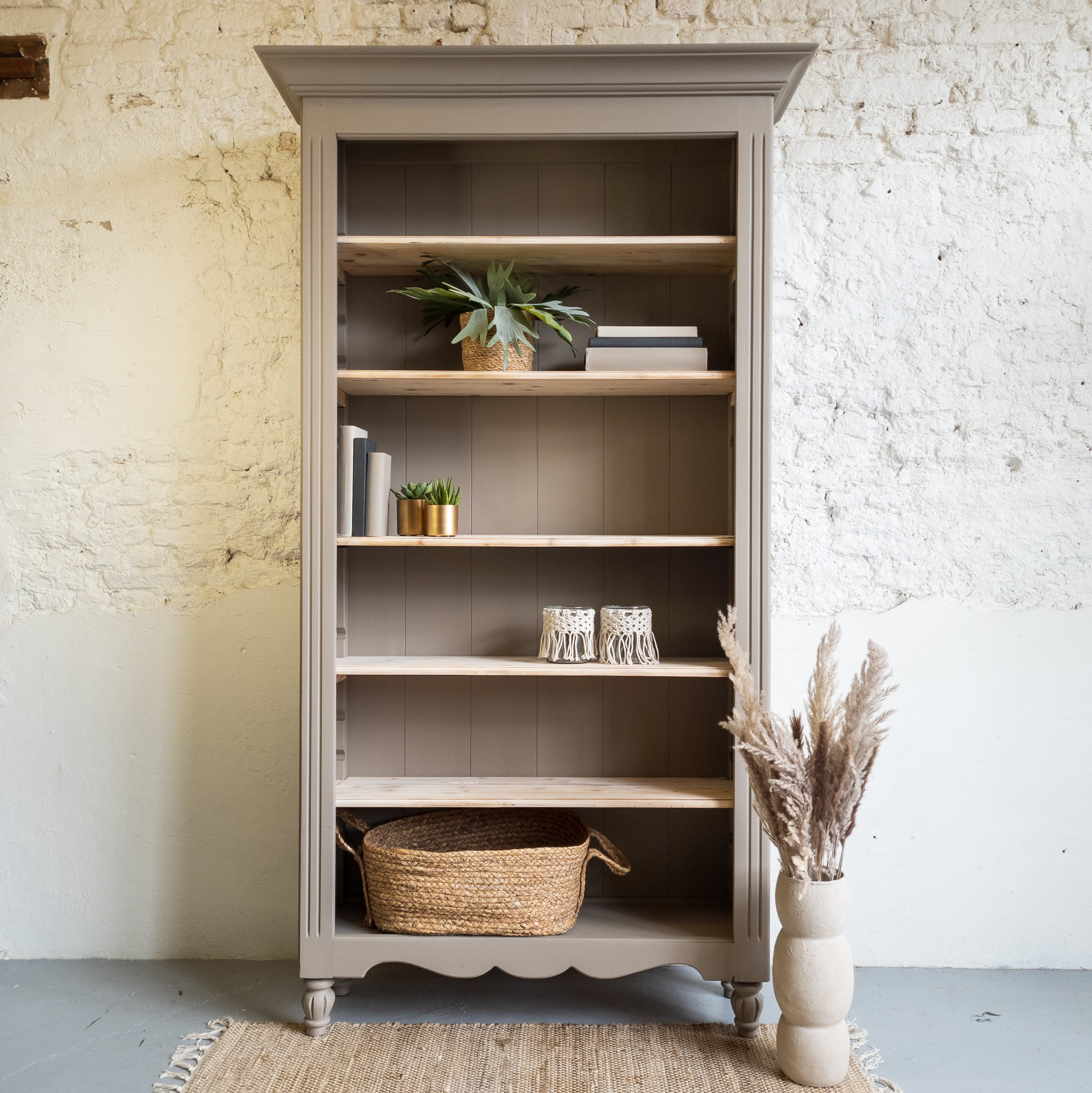 kassa rijstwijn Ananiver Taupe kleurige boekenkast met white wash planken.