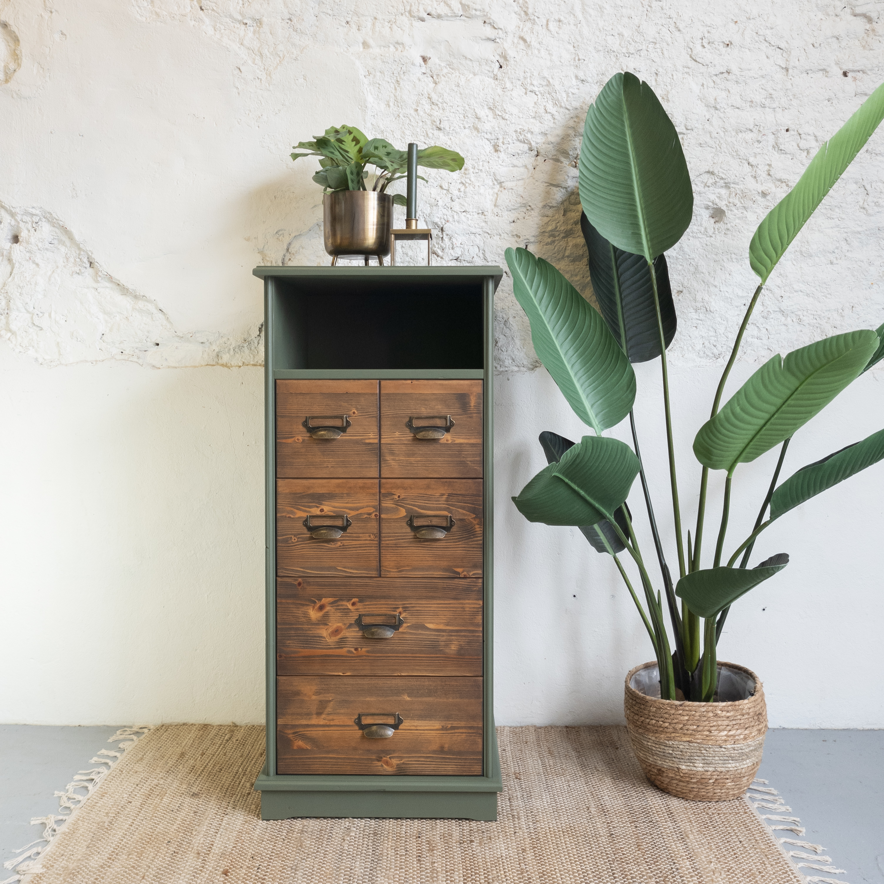 stoere groene apothekerskast met labelhouders Fusion Mineral Paint Ash Goed Gestyled brielle. stain and finising oil cappuc