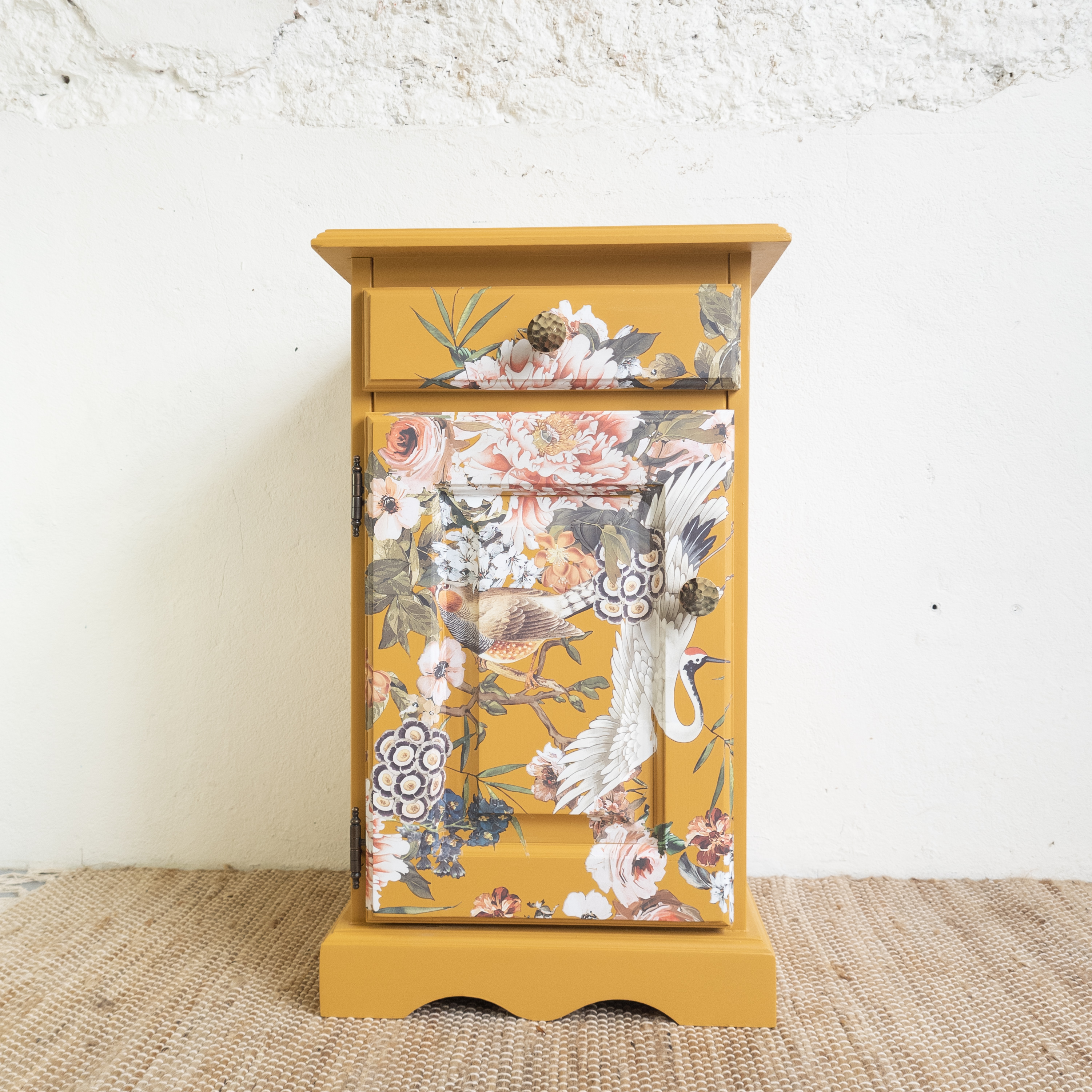Uniek kastje opgeknapt door Goed Gestyled met fusion mineral paint in Mustard.  transfer Elegance  bloemen, vogel en kraanvog