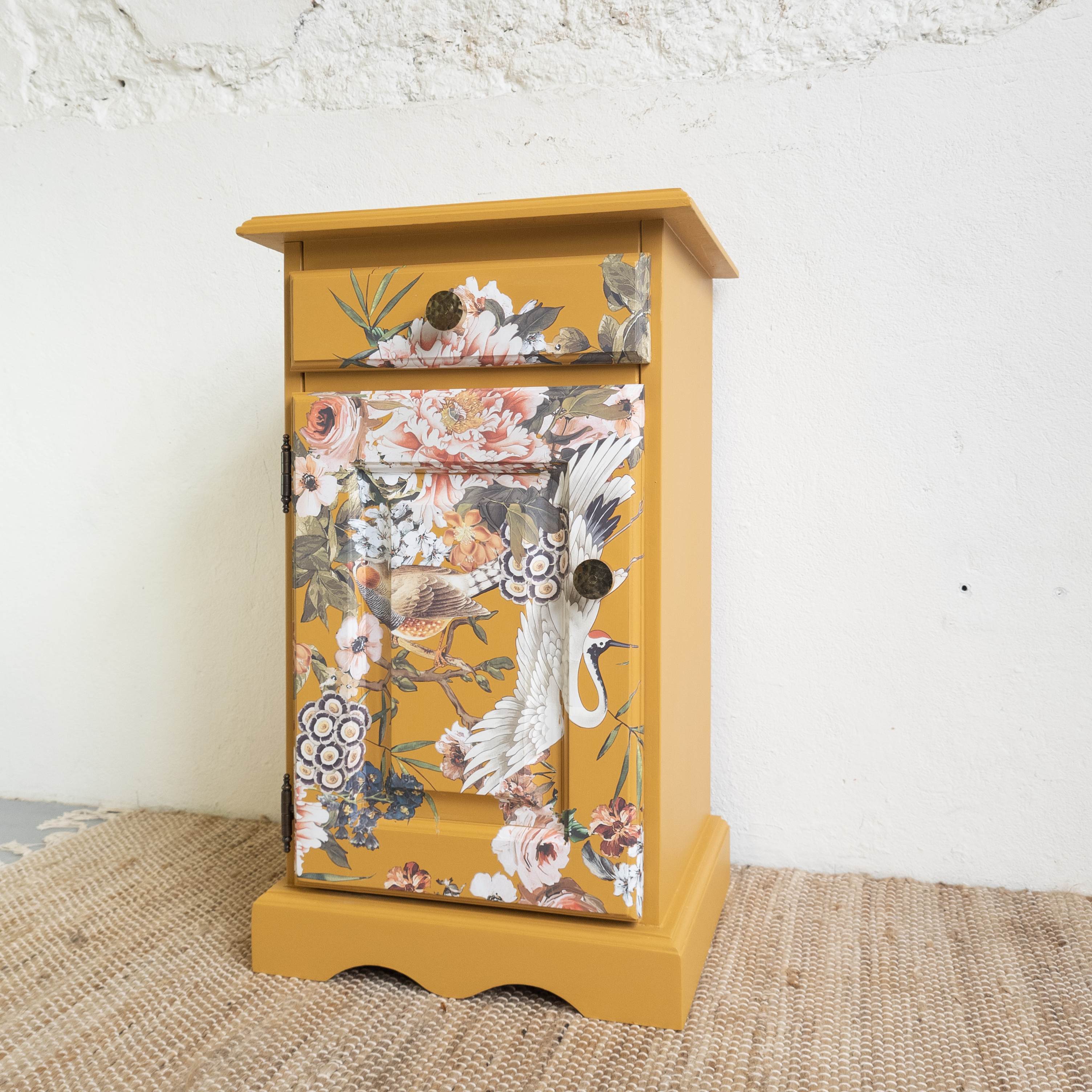 Uniek kastje opgeknapt door Goed Gestyled met fusion mineral paint in Mustard.  transfer Elegance  bloemen, vogel en kraanvog