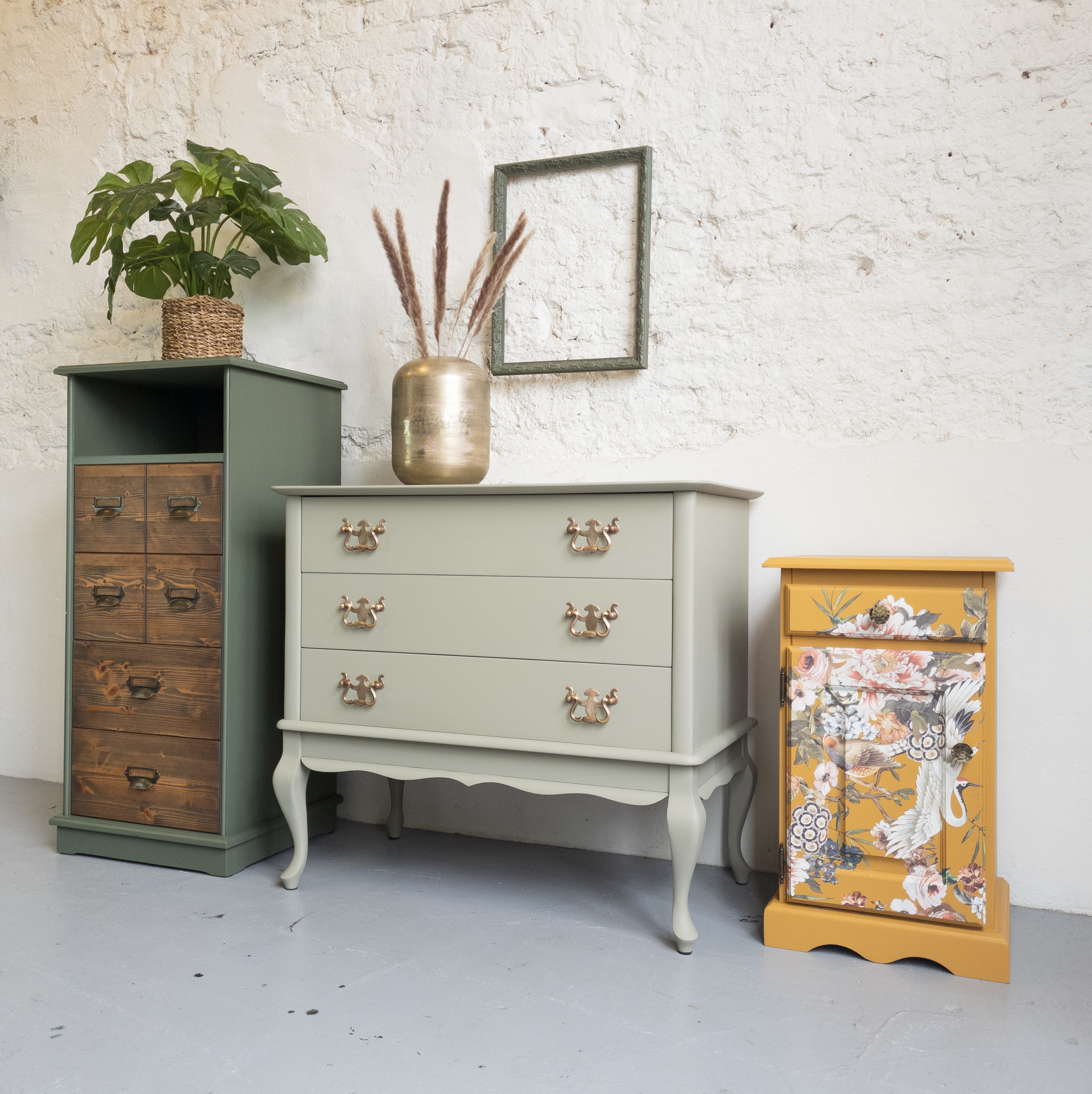 Uniek kastje opgeknapt door Goed Gestyled met fusion mineral paint in Mustard.  transfer Elegance  bloemen, vogel en kraanvog