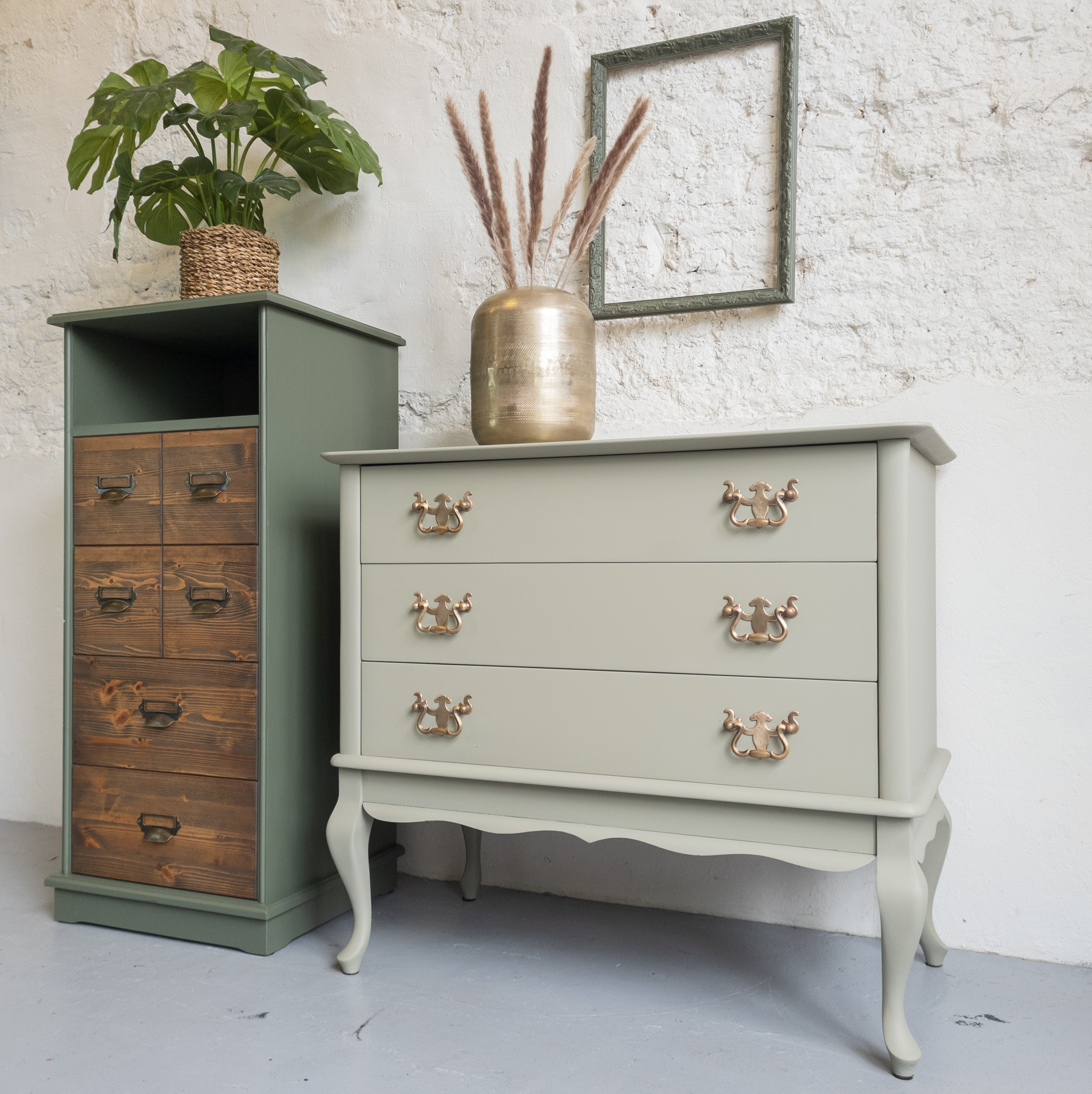 stoere groene apothekerskast met labelhouders Fusion Mineral Paint Ash Goed Gestyled brielle. stain and finising oil cappuc