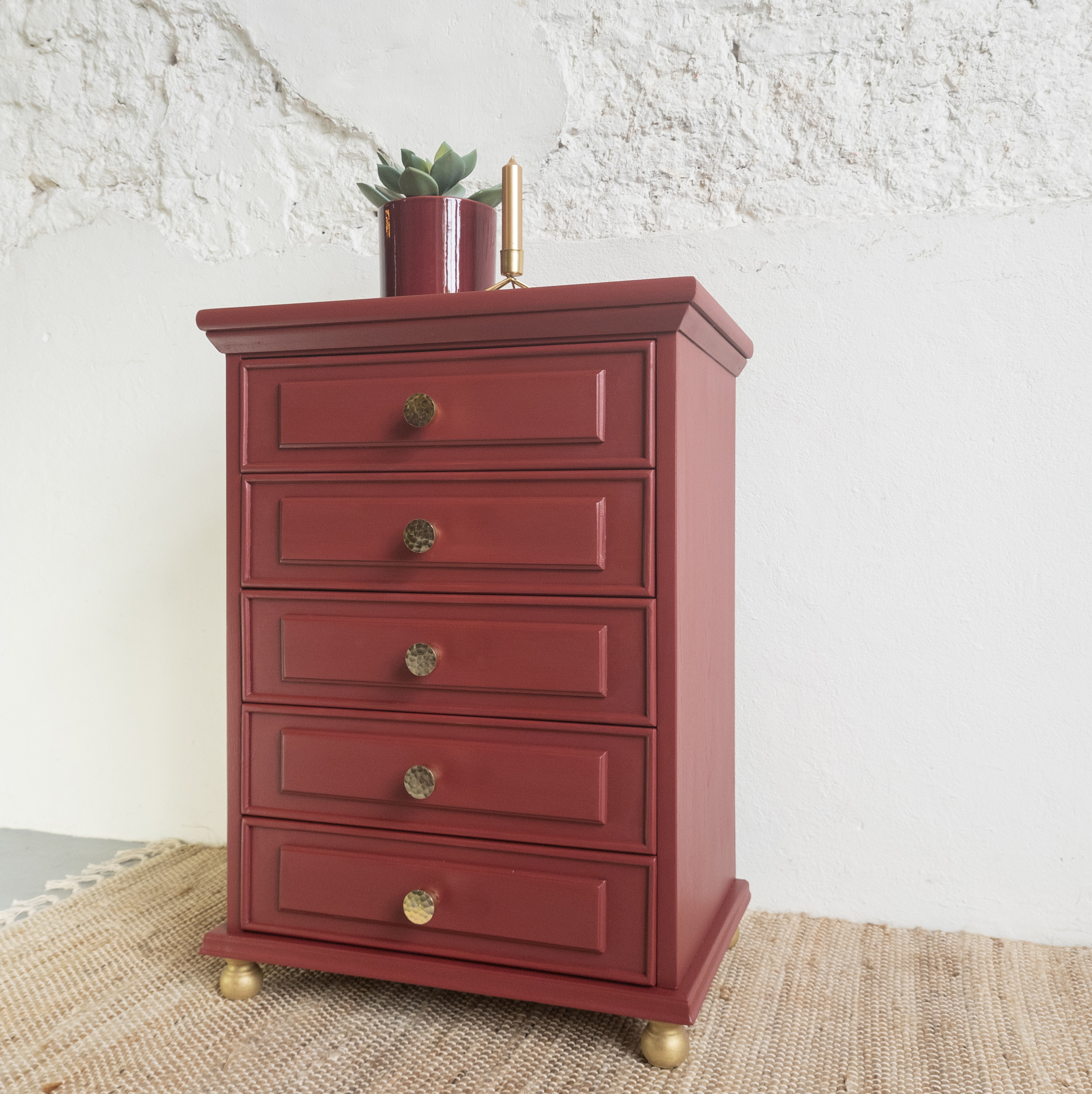 ladekastje cranberry rood. gouden poten en gouden meubelknoppen  Fusion mineral paint. goed gestyled brielle