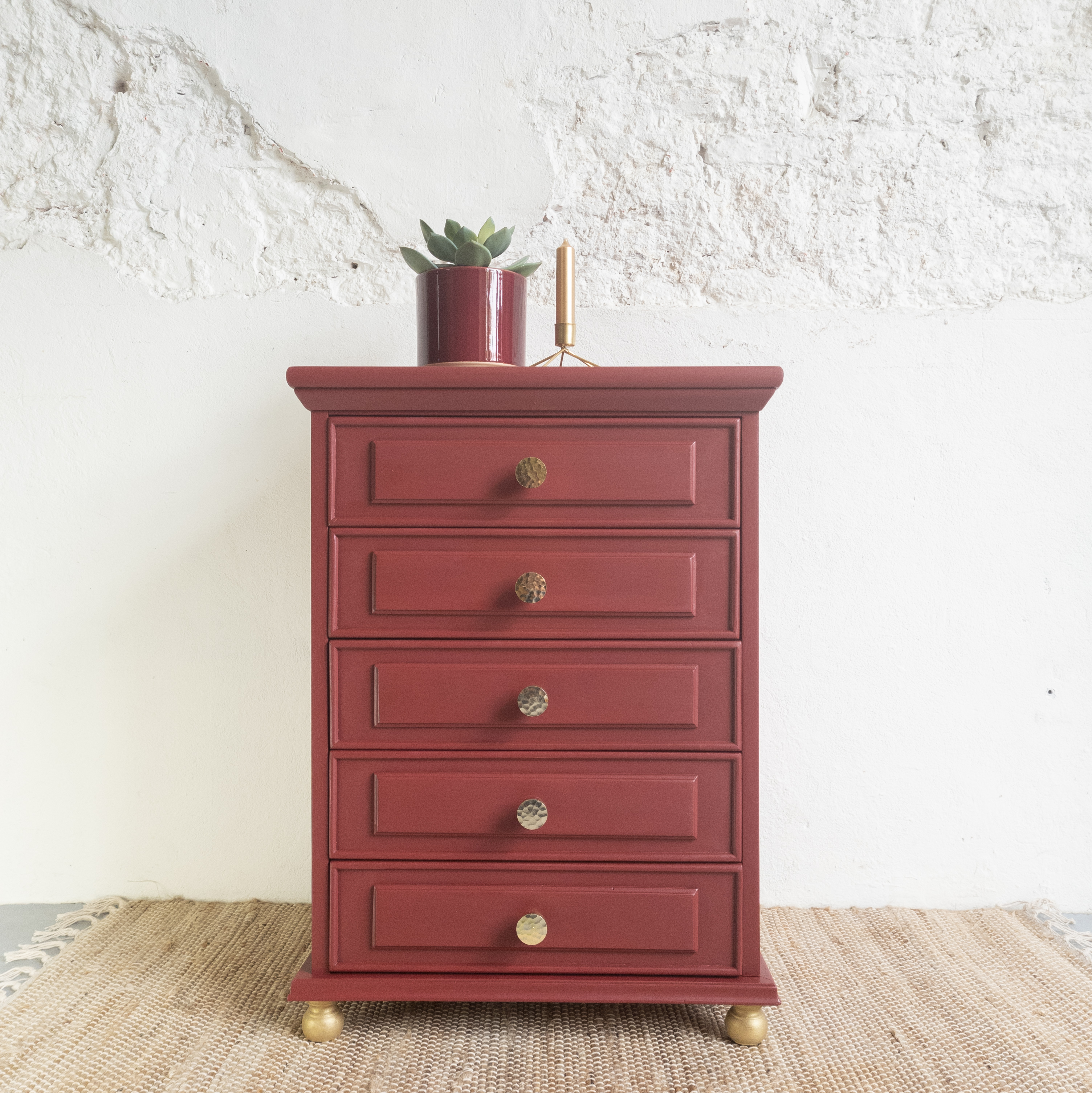 ladekastje cranberry rood. gouden poten en gouden meubelknoppen  Fusion mineral paint. goed gestyled brielle