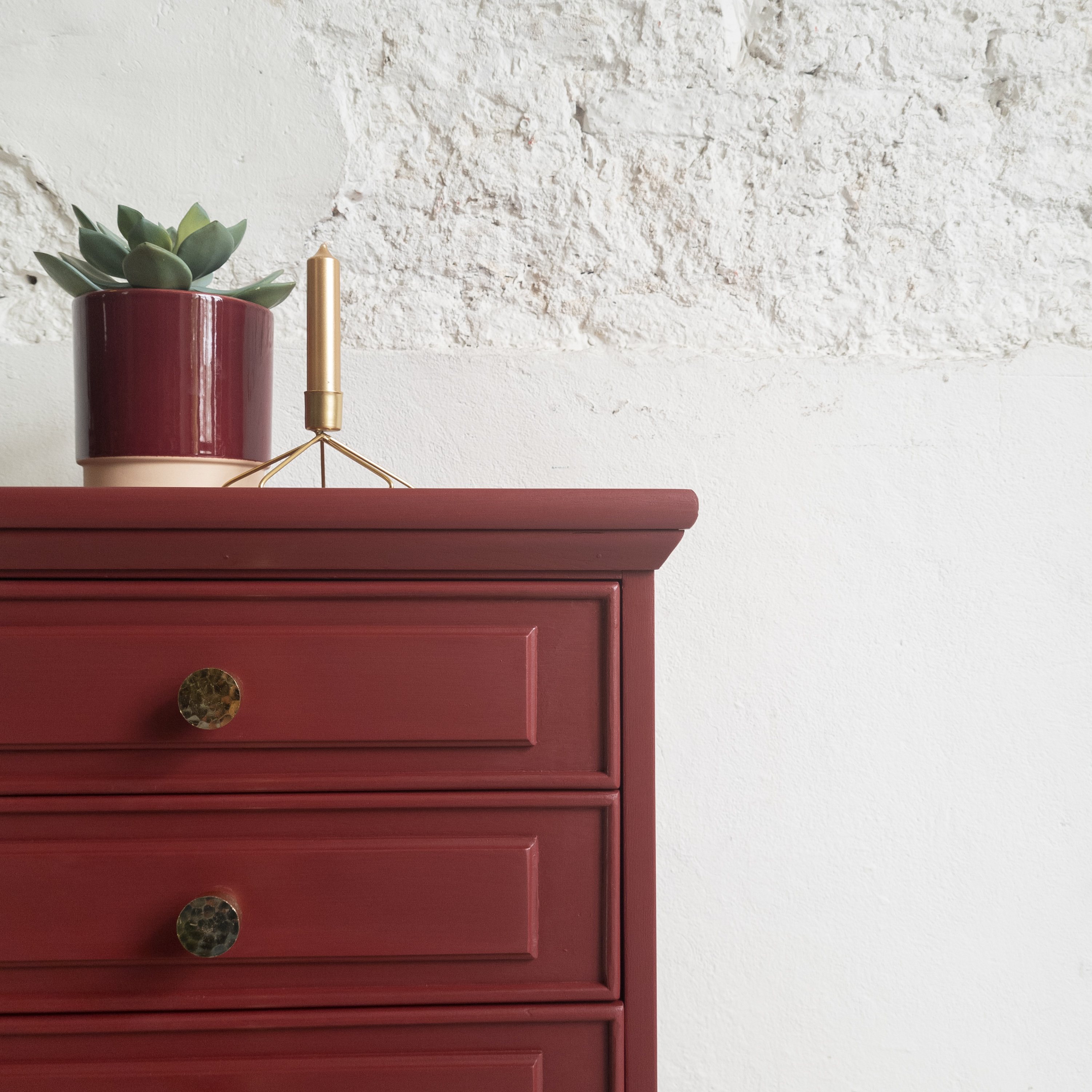 ladekastje cranberry rood. gouden poten en gouden meubelknoppen  Fusion mineral paint. goed gestyled brielle