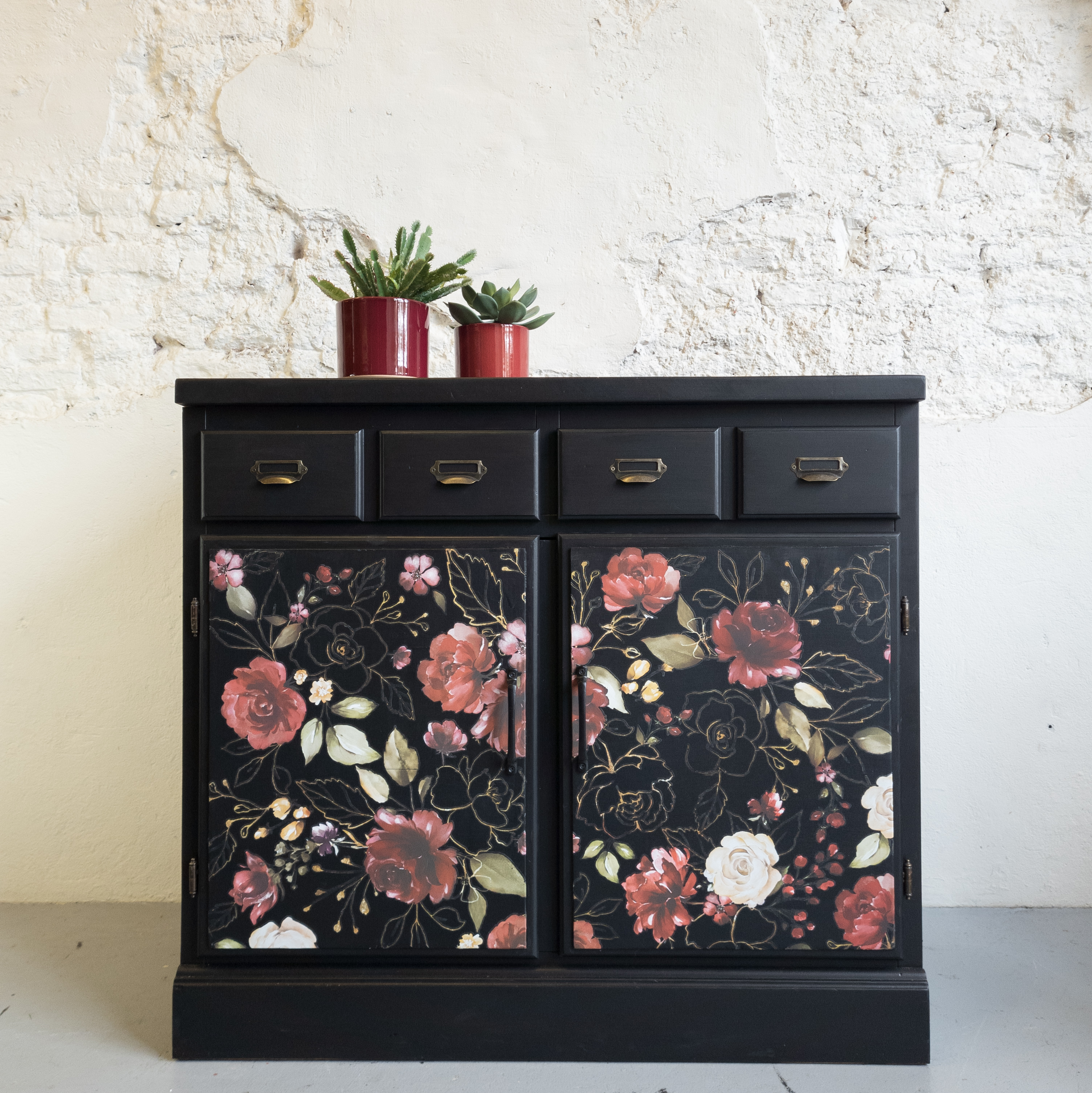 Dressoir coal black met stoere handgrepen en Midnight Floral transfer. Fusion Mineral Paint coal black. opgeknapt door Goed G