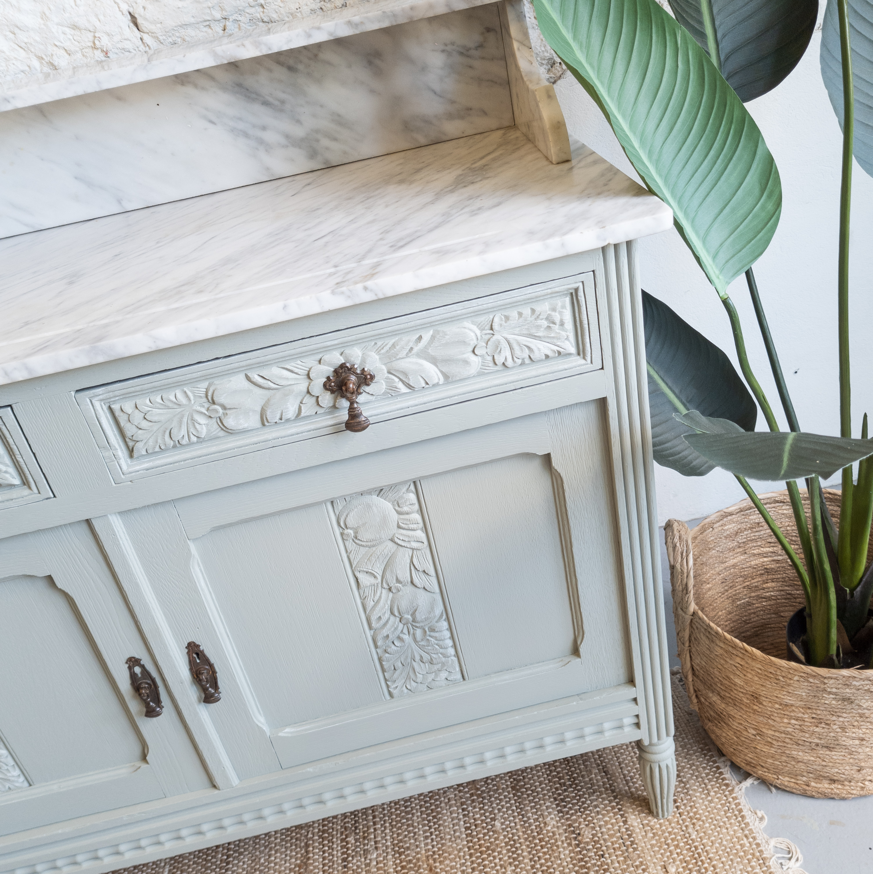 Dressoir met marmer blad. geverfd met  Bellwood grijs groen fusion mineral paint opgeknapt door Goed Gestyled brielle