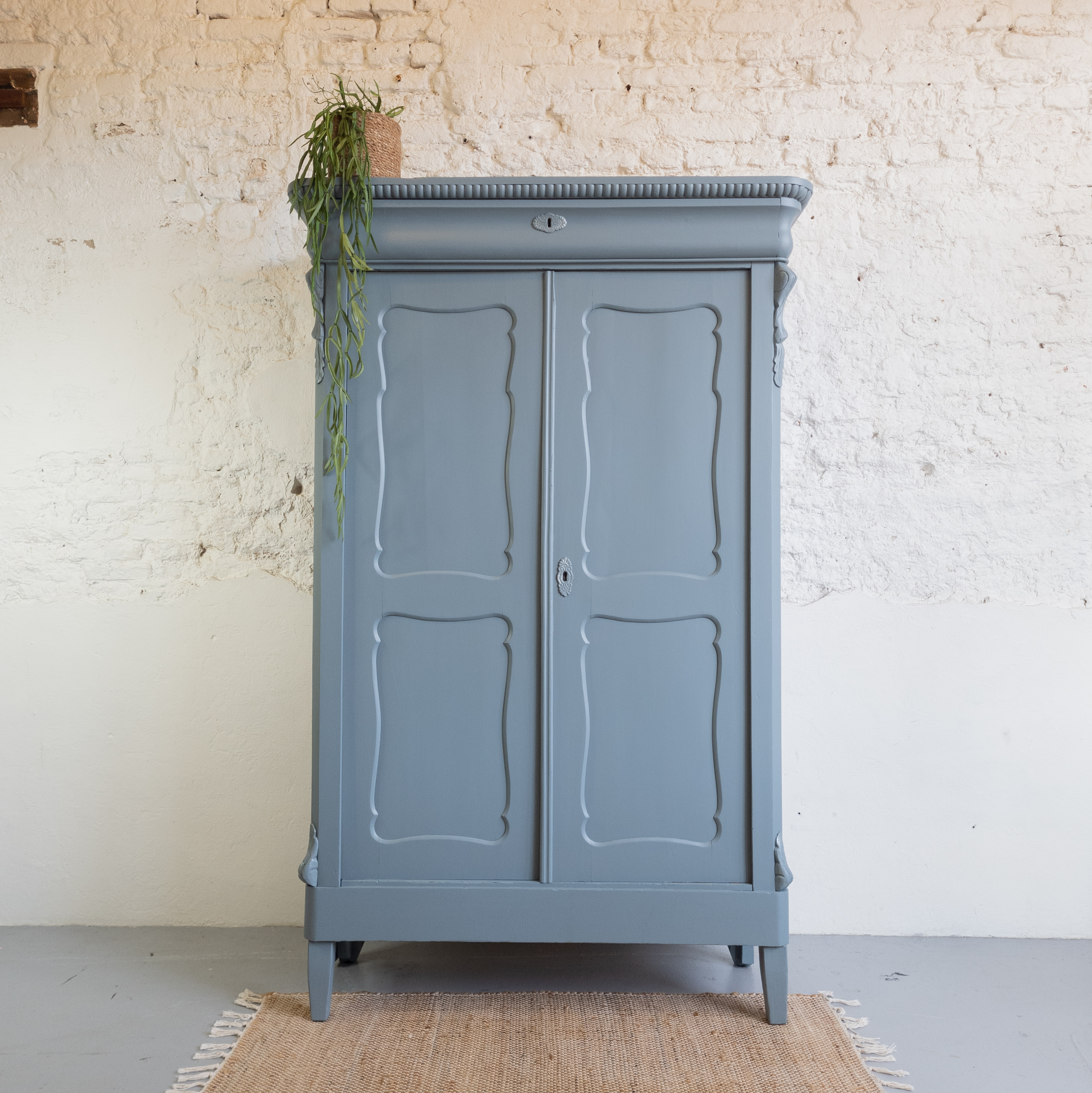 biedermeier meidenkast kast Blue Pine Fusion Mineral Paint matte verf Goed Gestyled Brielle