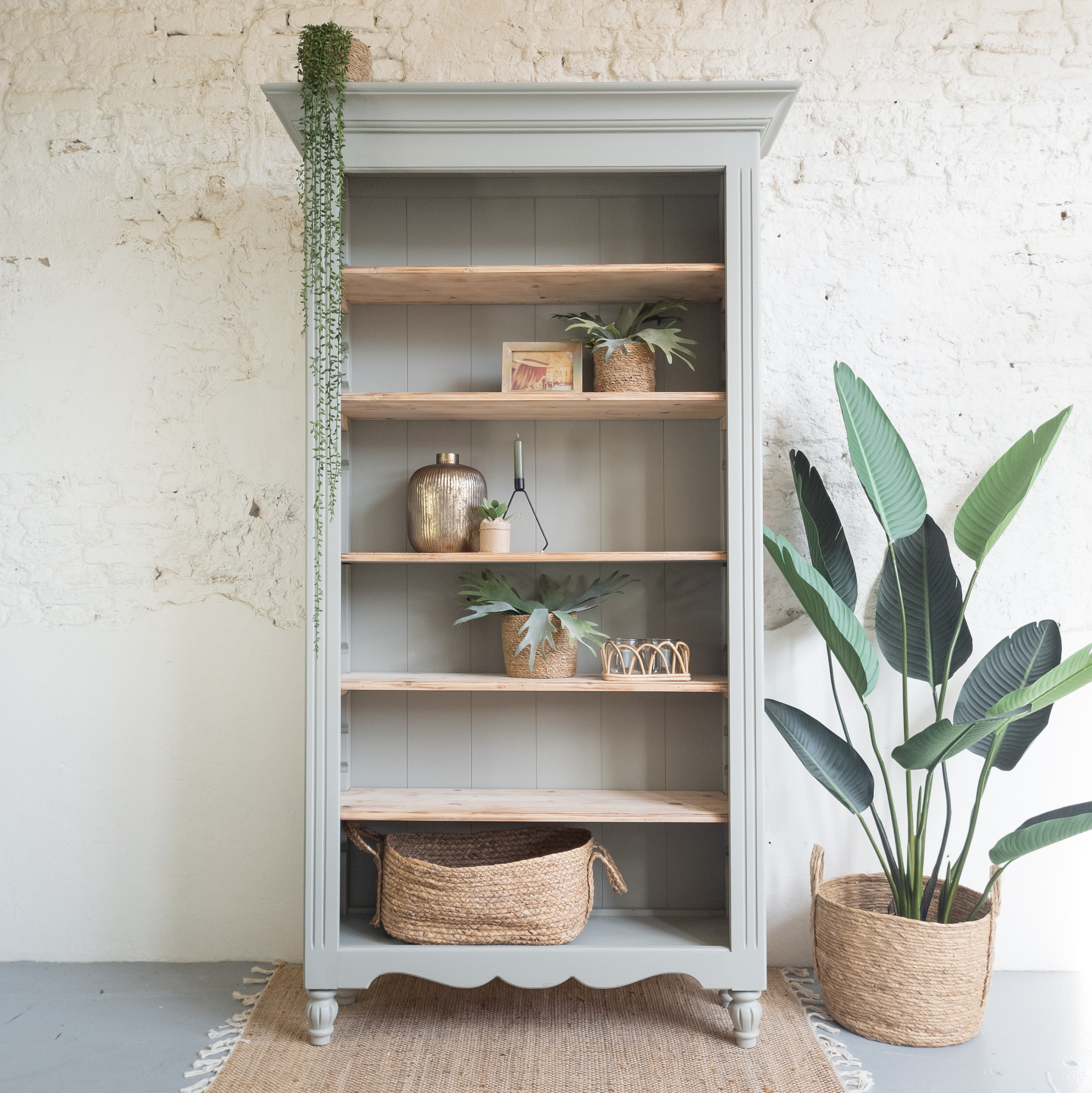 Belachelijk Missend bevestigen Eucalyptus kleurige boekenkast met grenen houten planken.