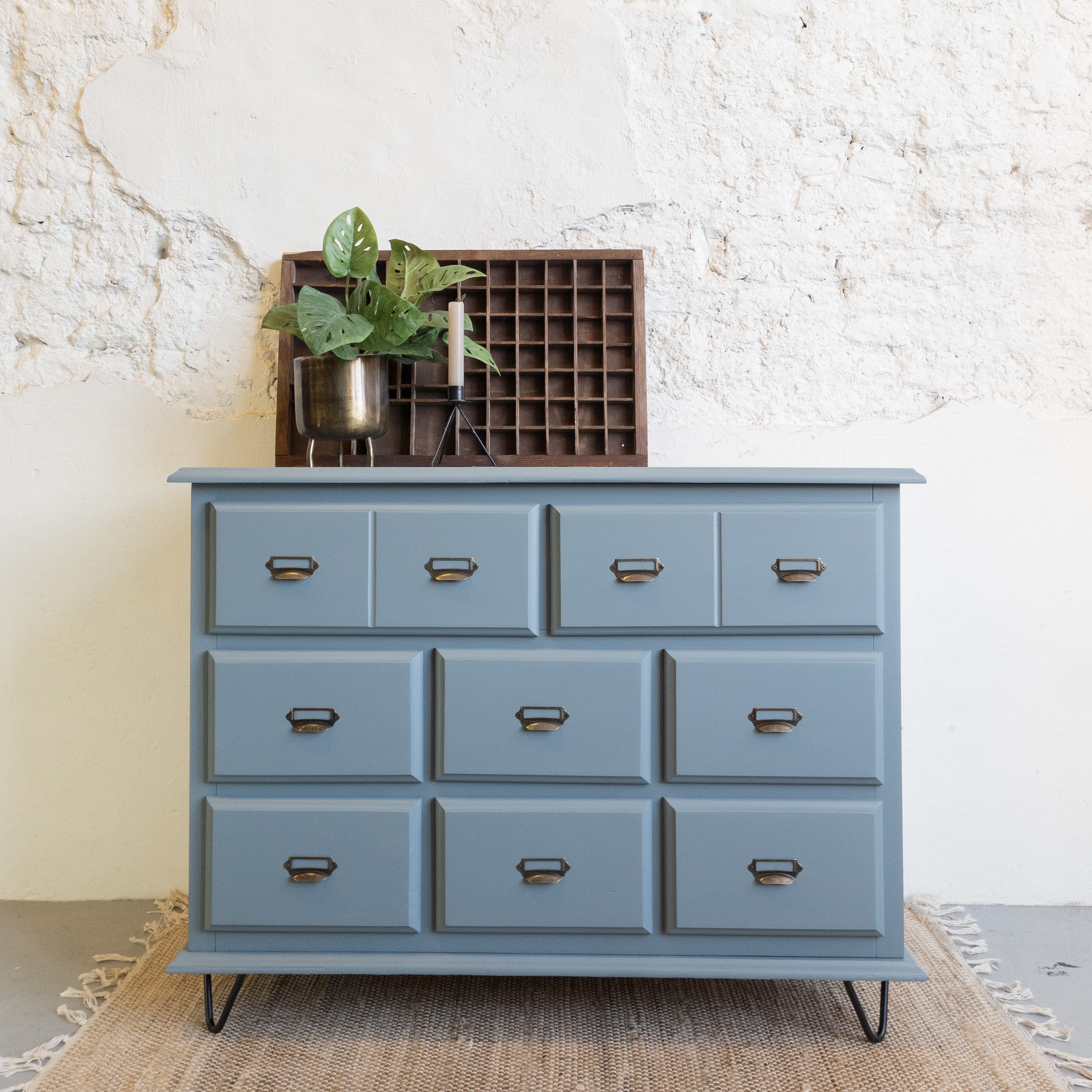 Stoere ladekast Blue Pine met labelhouders en poten