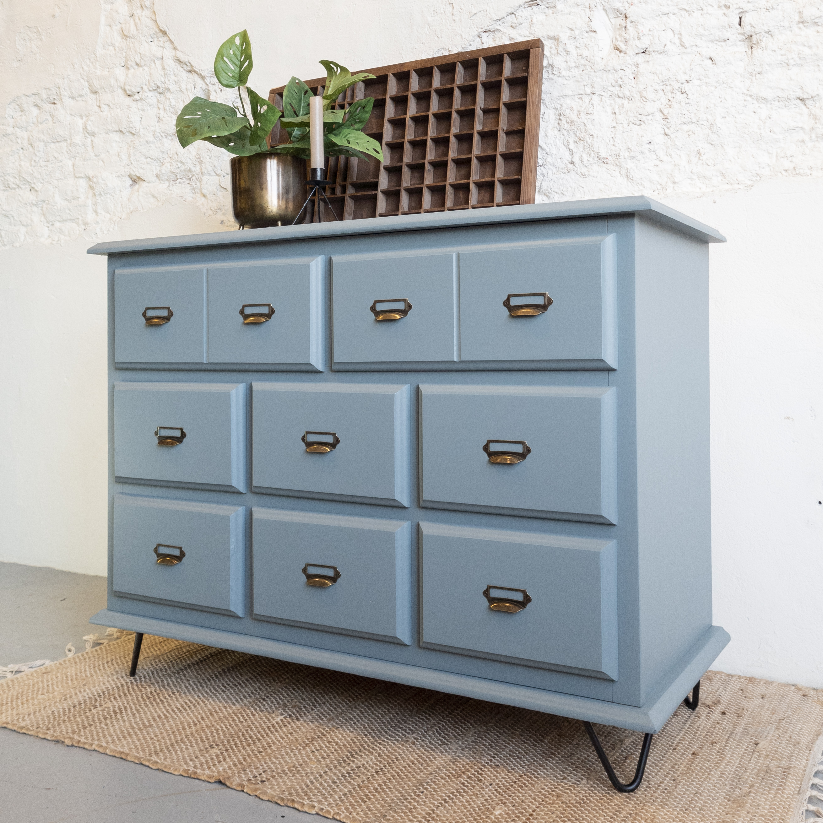 stoere ladekast apothekerskast met labelhouders Fusion Mineral Paint blue pine Goed Gestyled brielle.