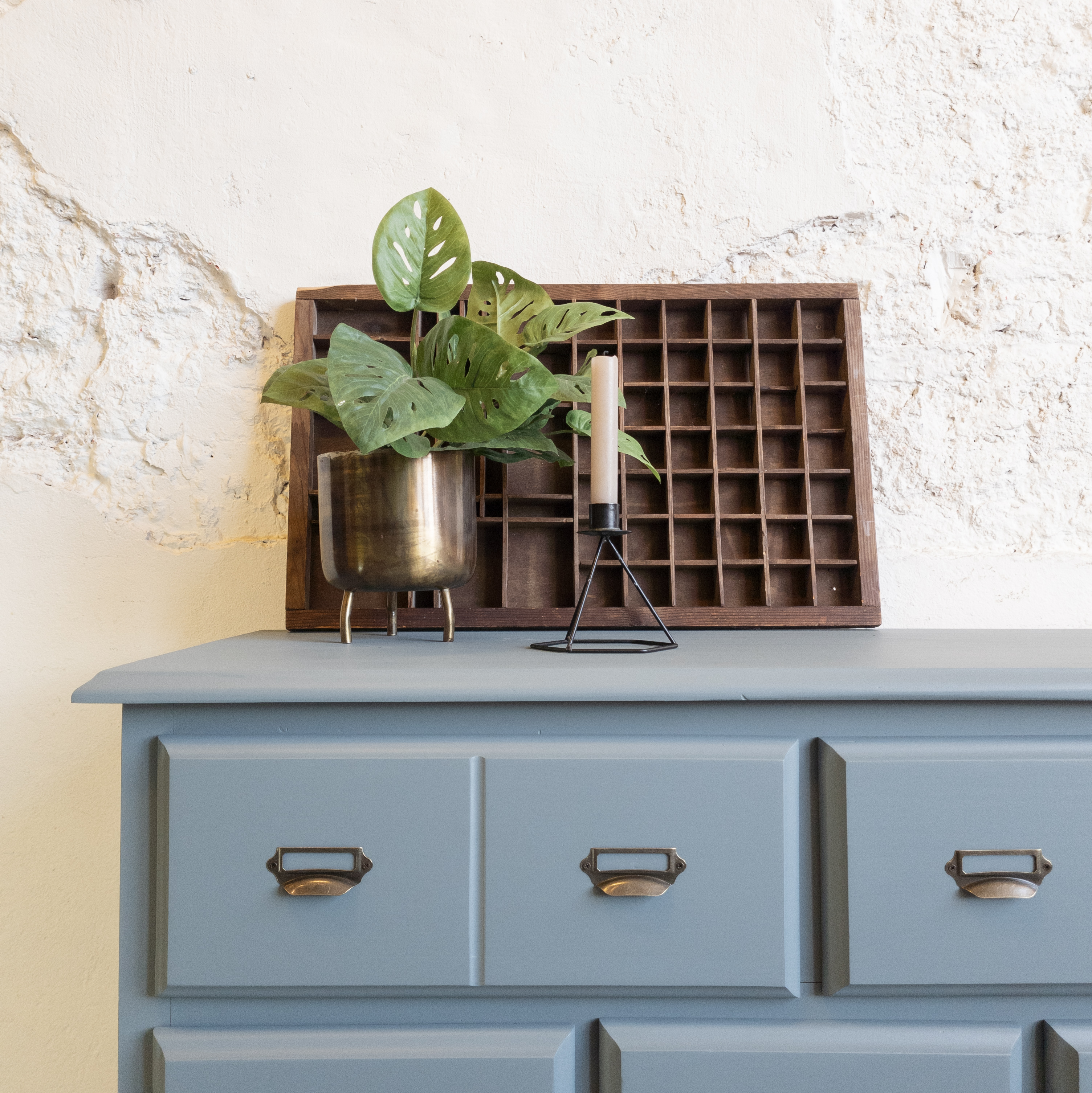 stoere ladekast apothekerskast met labelhouders Fusion Mineral Paint blue pine Goed Gestyled brielle.