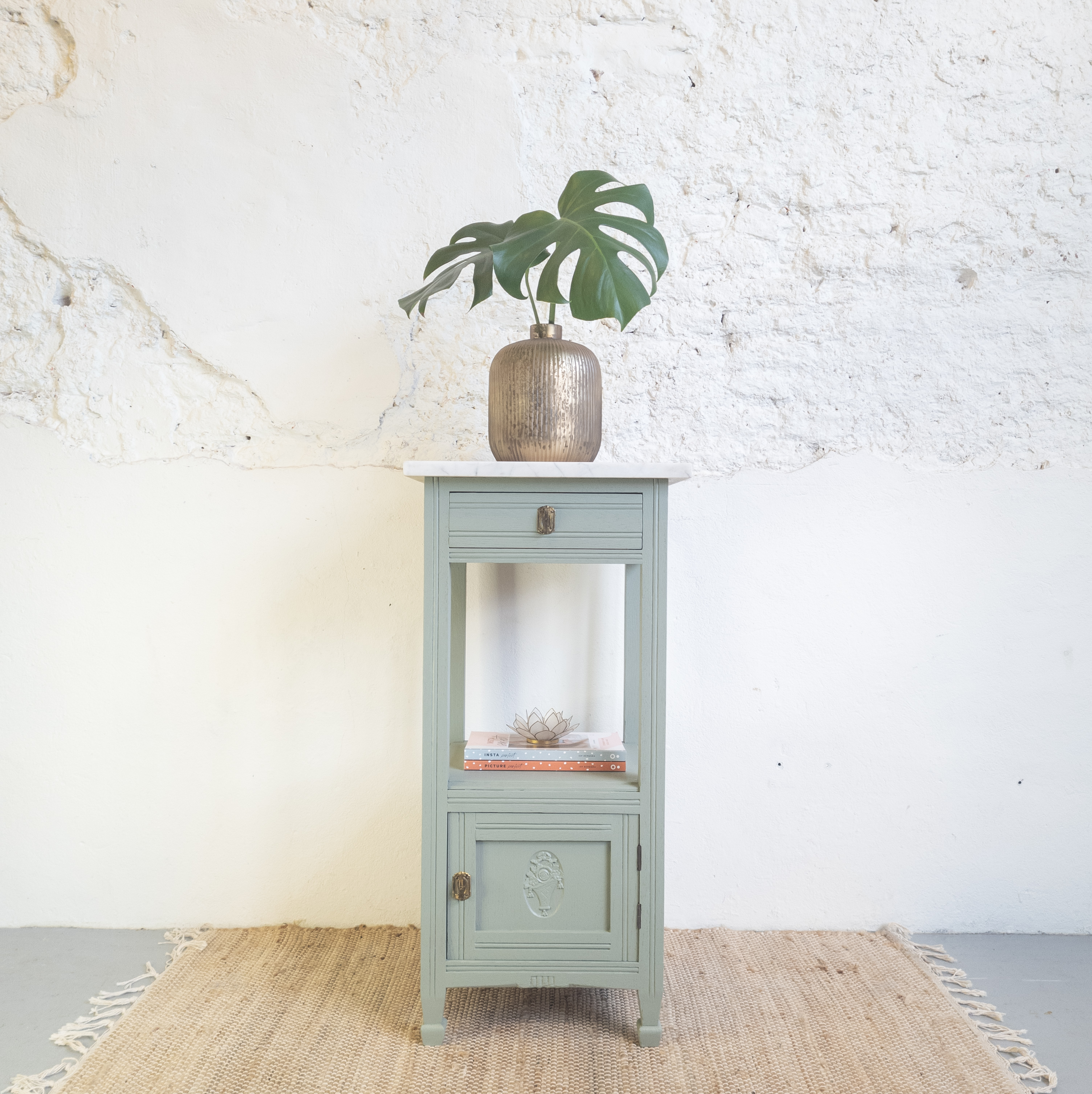 Oud groen kastje met marmer blad en vlinder transfersFusion Mineral Paint Goed Gestyled