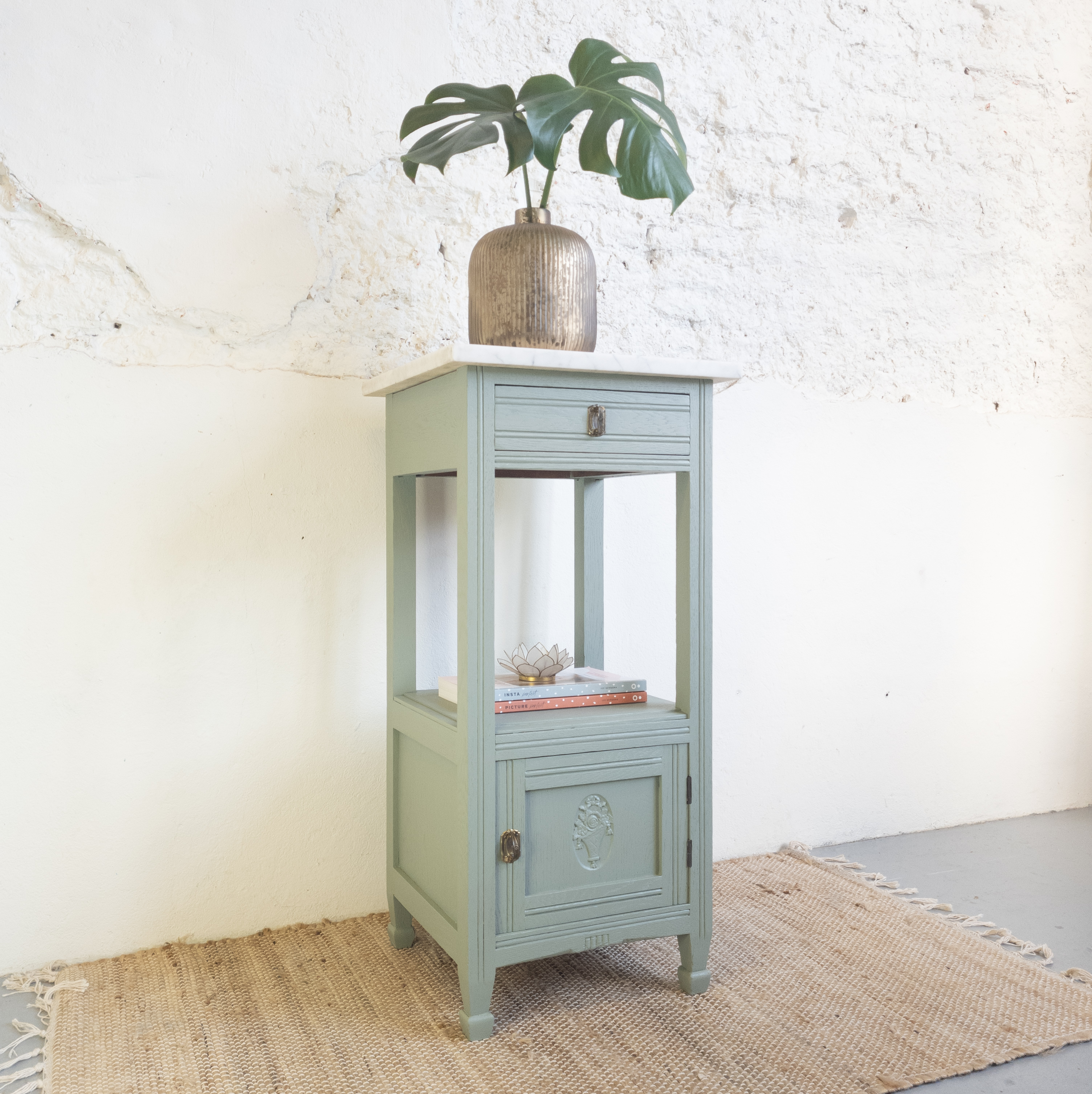 Oud groen kastje met marmer blad en vlinder transfersFusion Mineral Paint Goed Gestyled