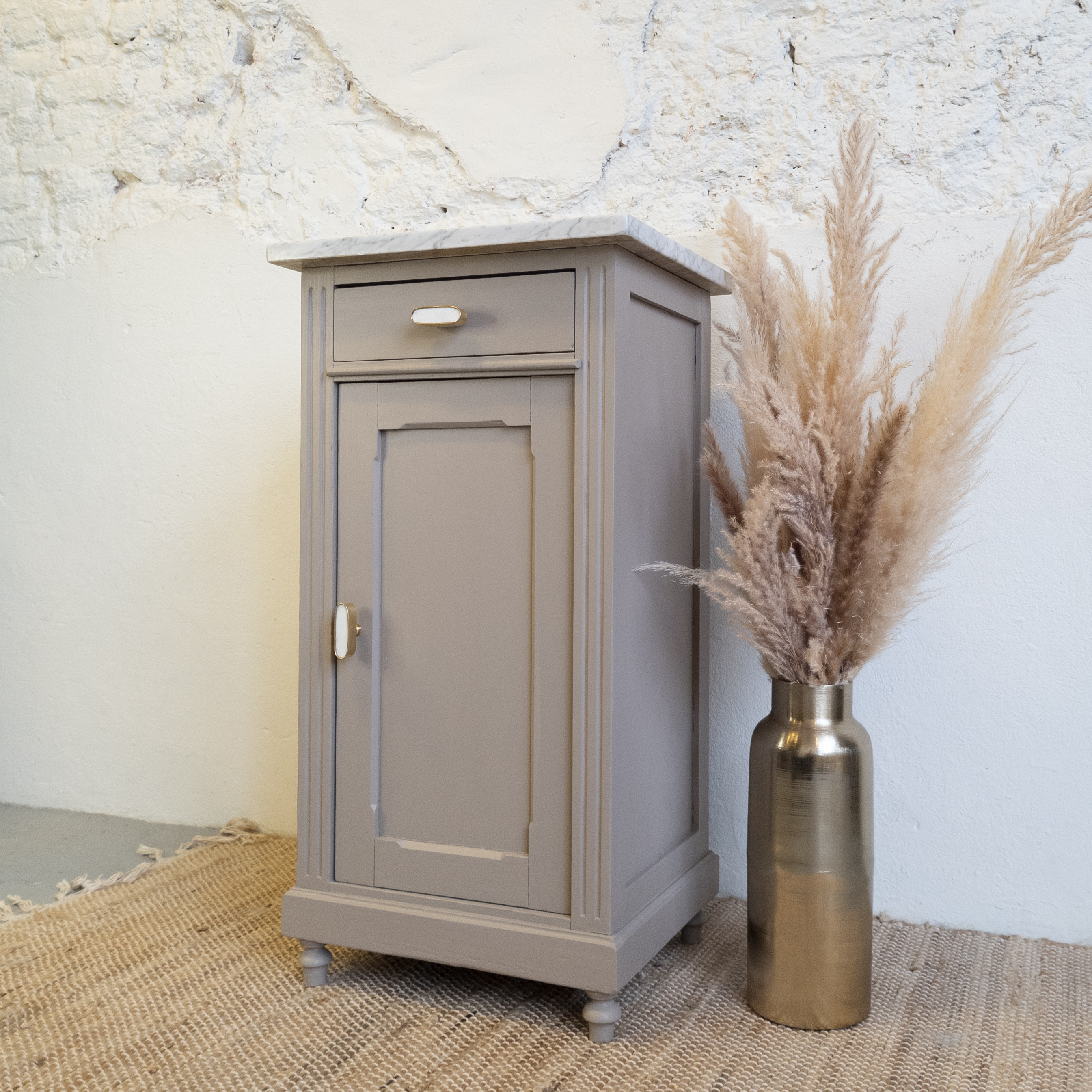 taupe kleurig kastje met marmer blad Fusion Mineral Paint Algonquin Goed Gestyled