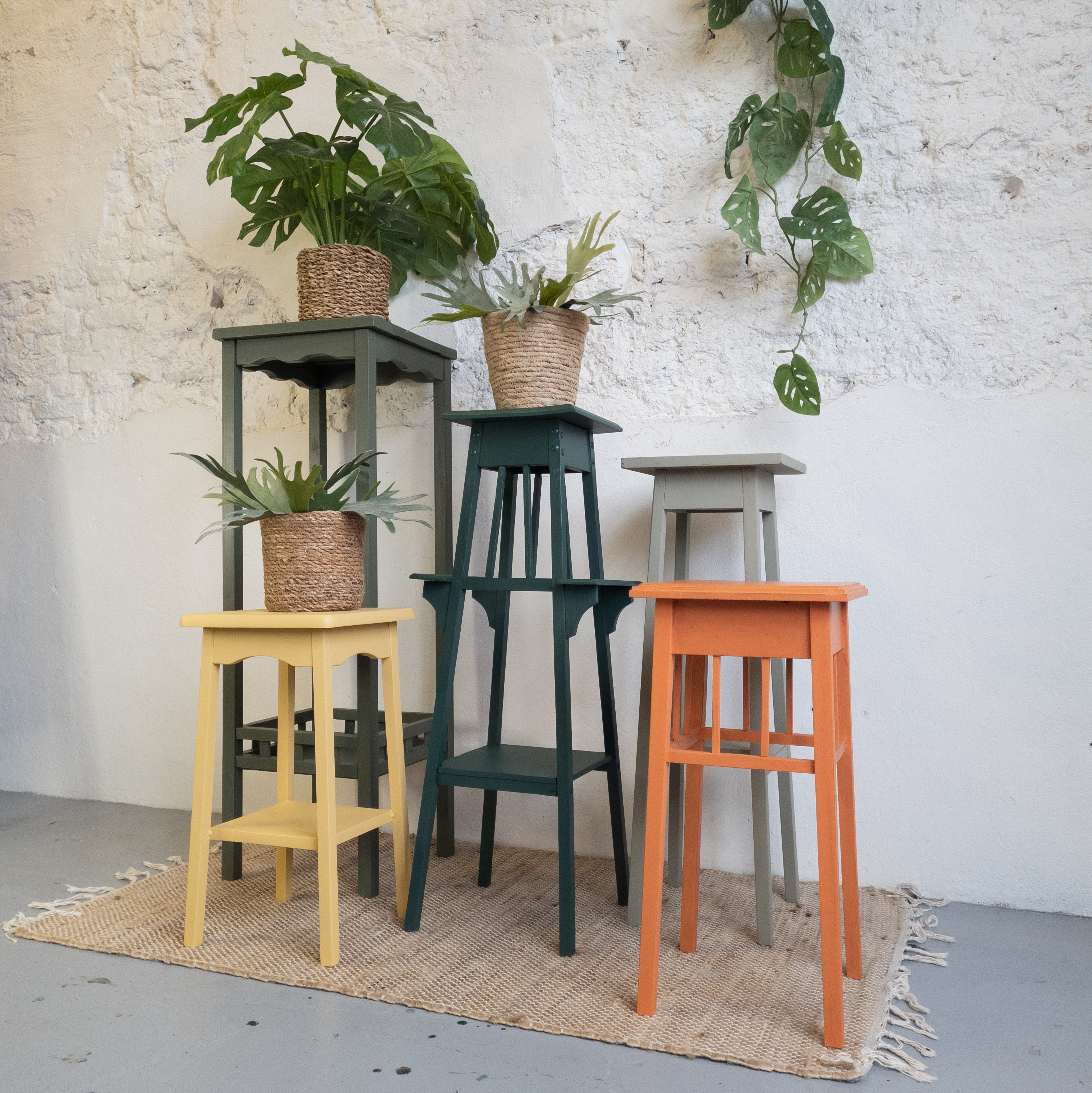 Leuke plantentafel geverfd door goed gestyled met Fusion Mineral Paint Tuscan Orange