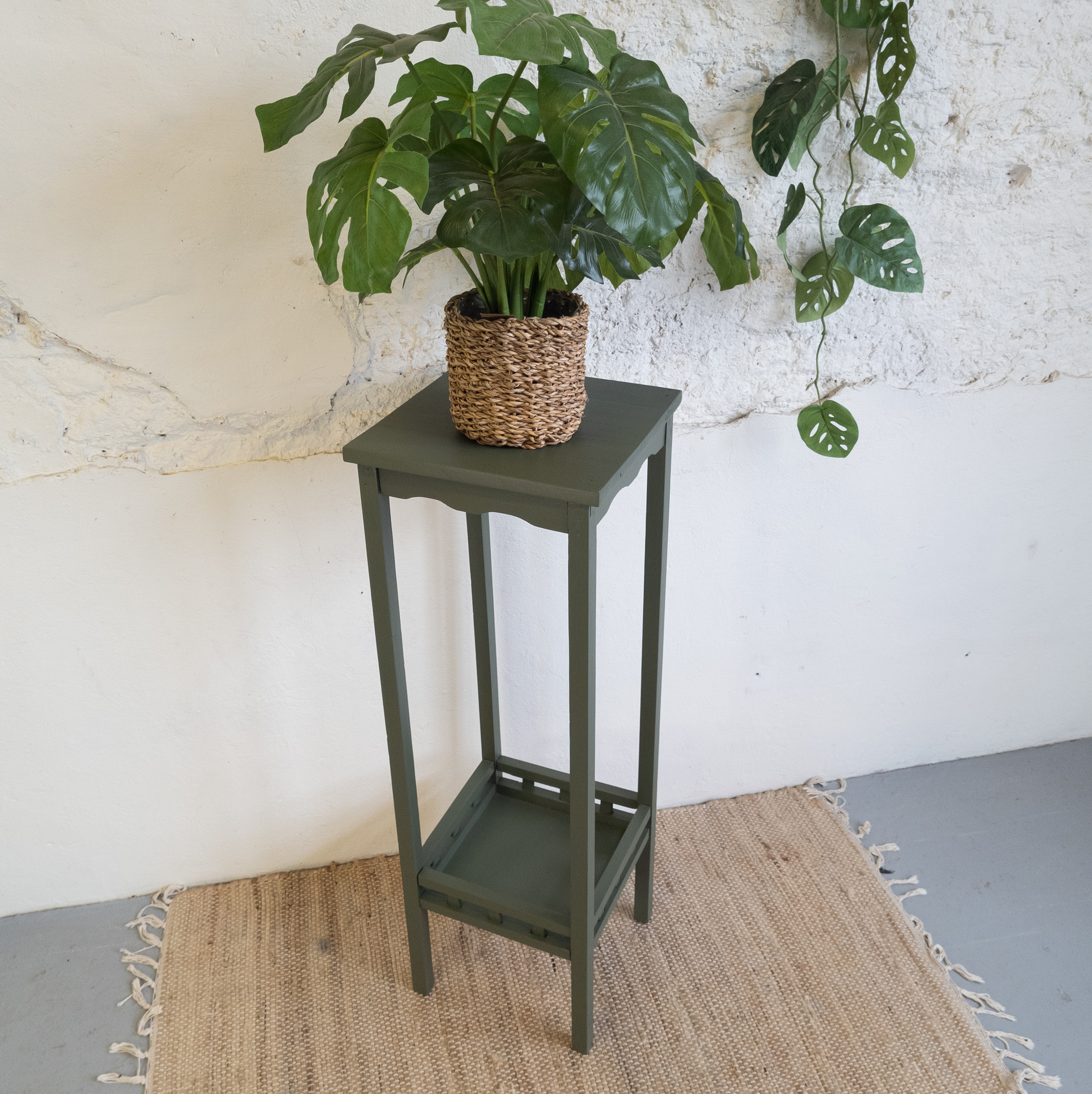 Leuke plantentafel geverfd door goed gestyled met Fusion Mineral Paint bayberry groen