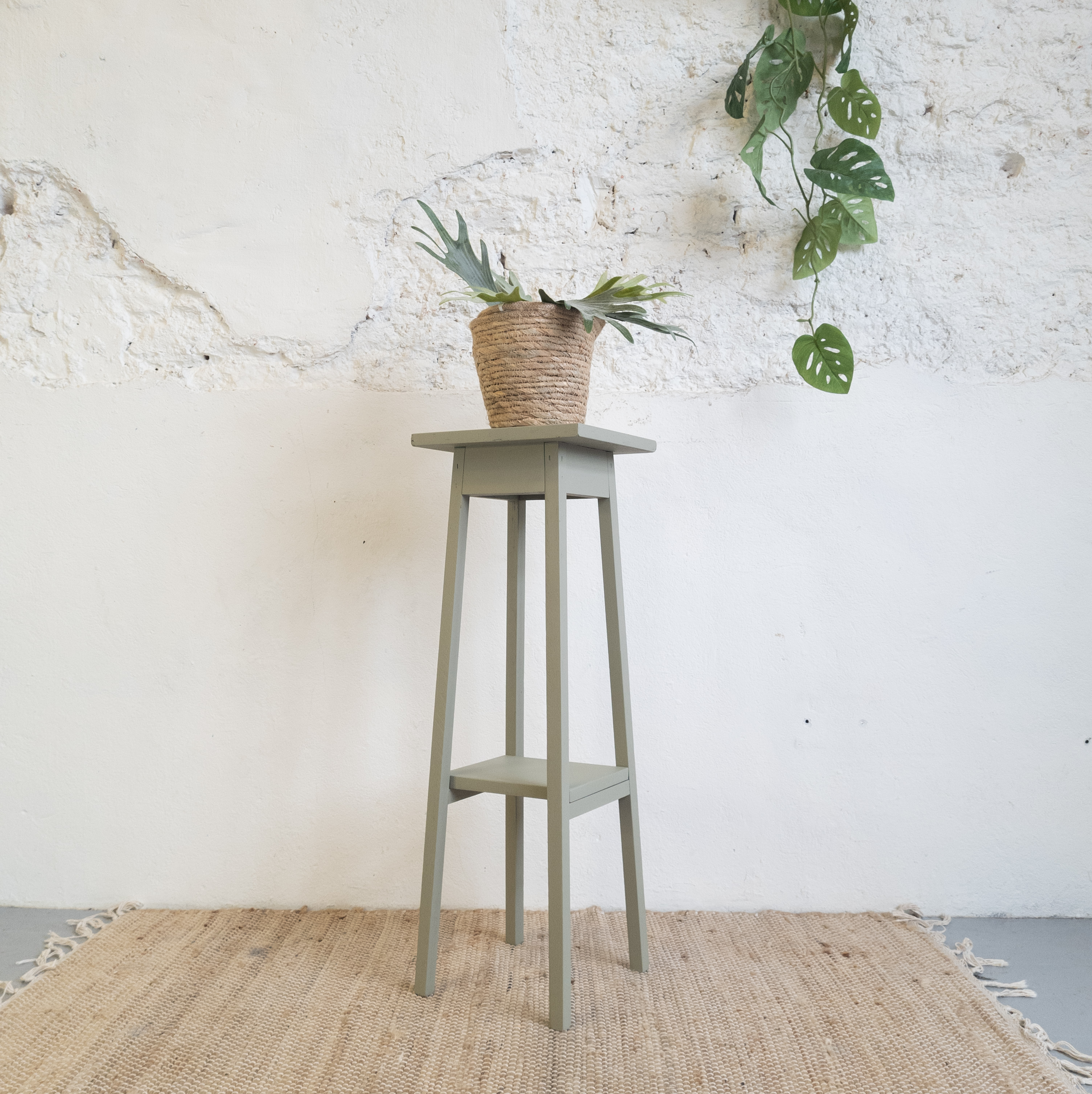 Leuke plantentafel geverfd door goed gestyled met Fusion Mineral Paint Lichen groen