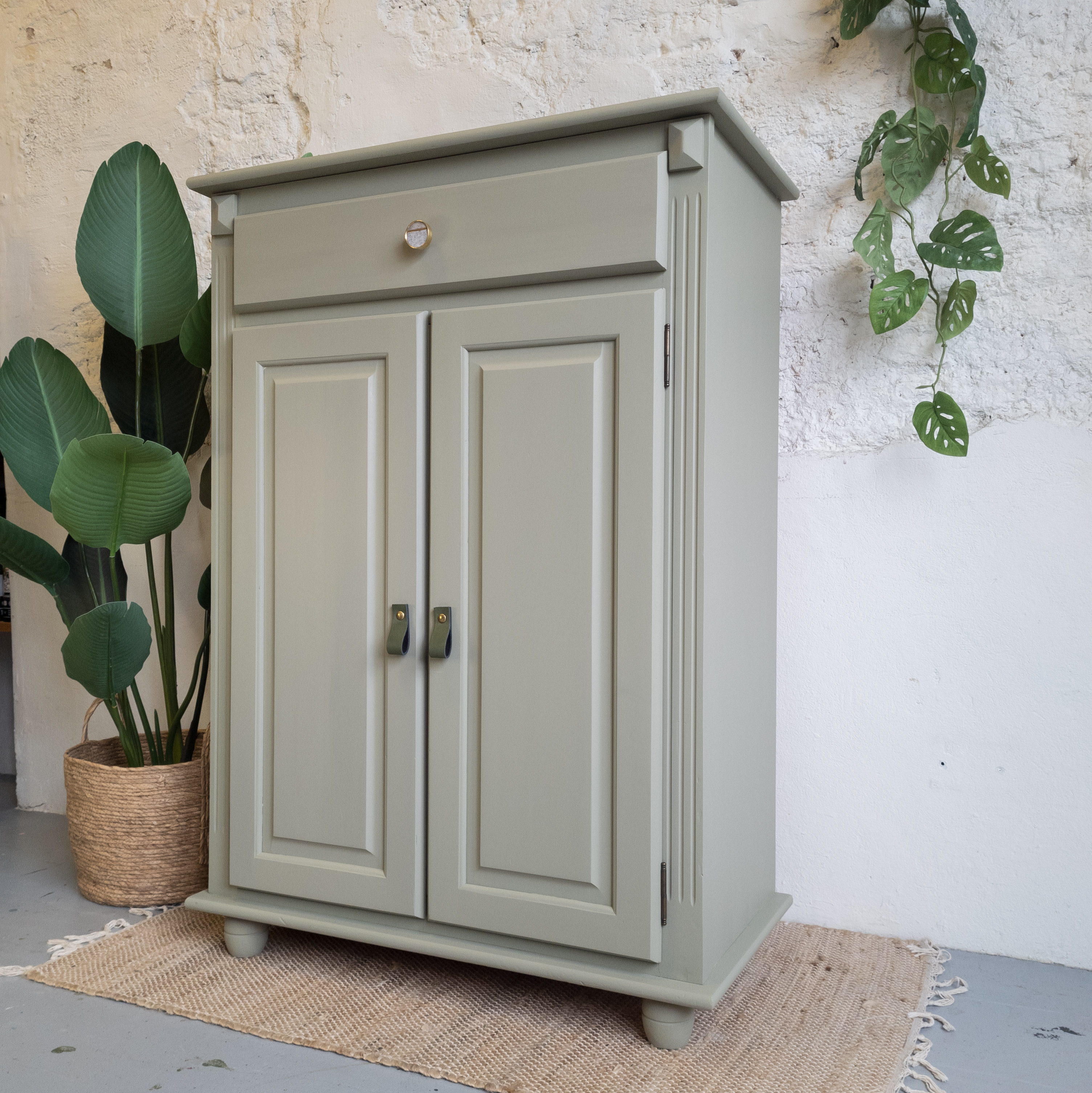 Meidenkast Lichen groen geverfd met Fusion Mineral paint. Goed Gestyled Brielle