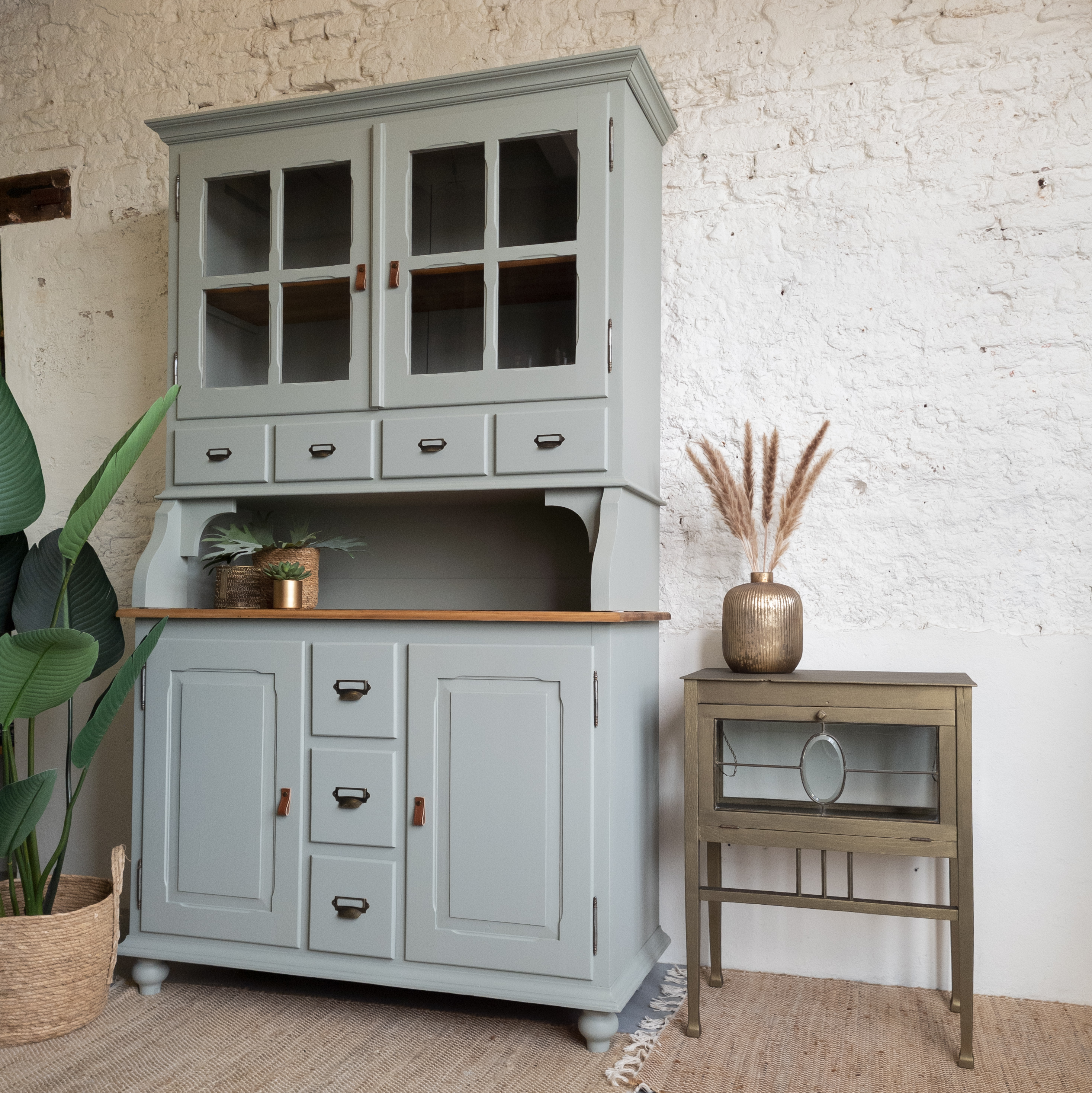 Stoere buffetkast geschilderd in een oud groen oud blauwe kleur Bellwood met Fusion Mineral paint. Goed Gestyled Brielle