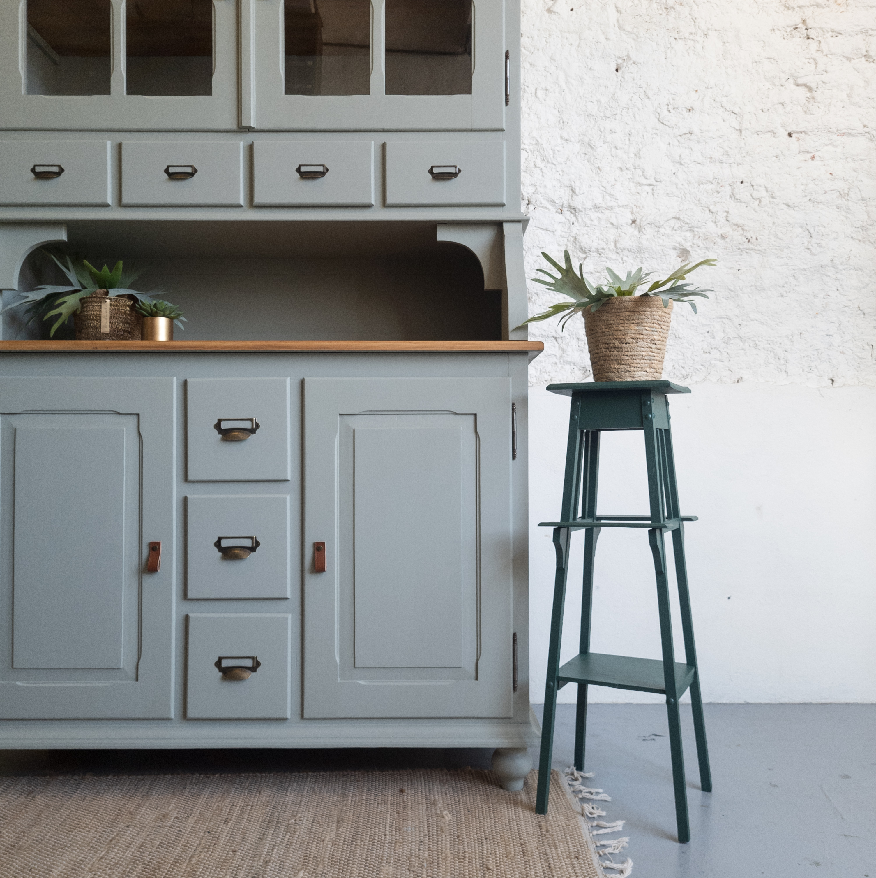 Stoere buffetkast geschilderd in een oud groen oud blauwe kleur Bellwood met Fusion Mineral paint. Goed Gestyled Brielle