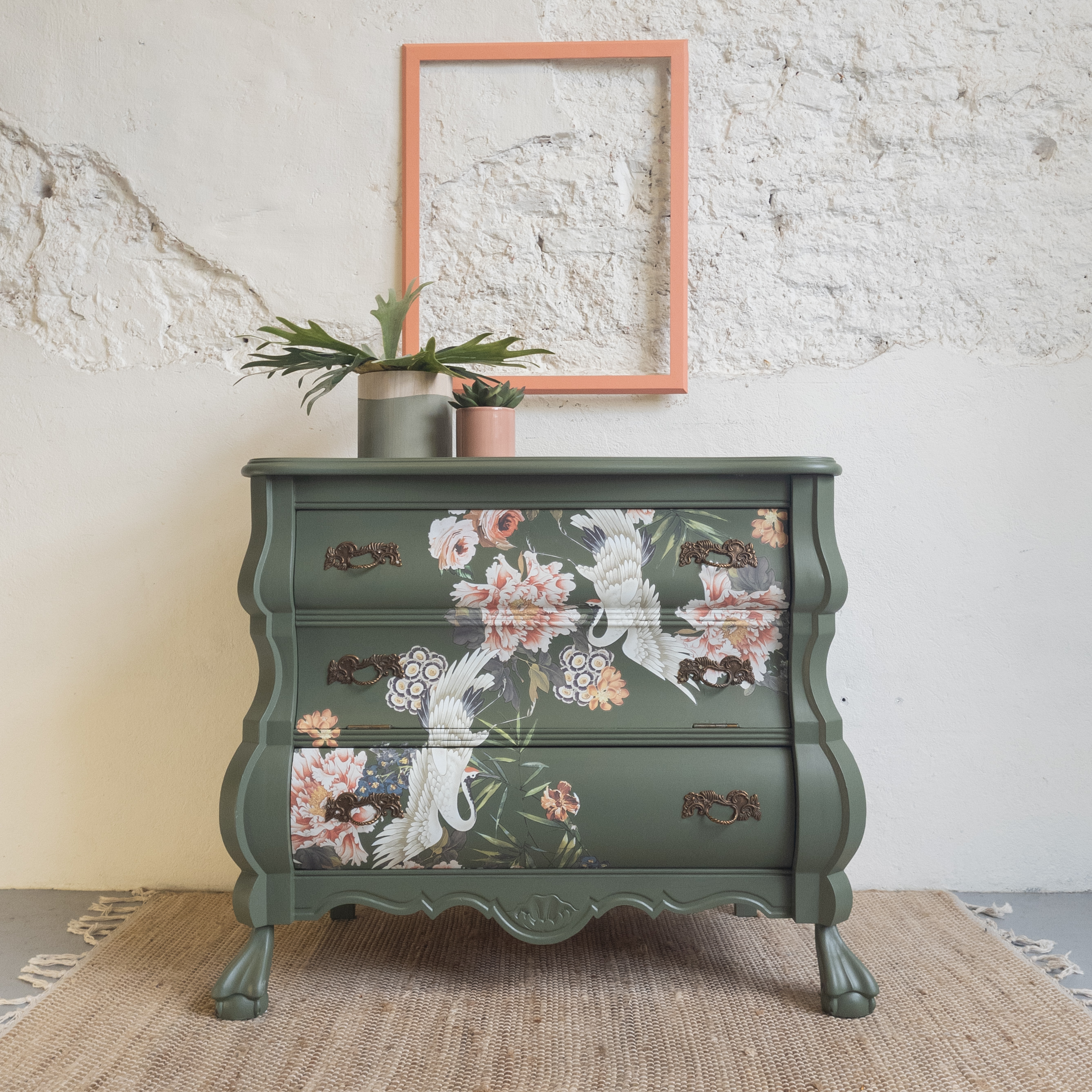 Buikkastje Elegance & Flowers bloemen en kraanvogels geschilderd met fusion mineral paint in de groene kleur bayberry goed ge