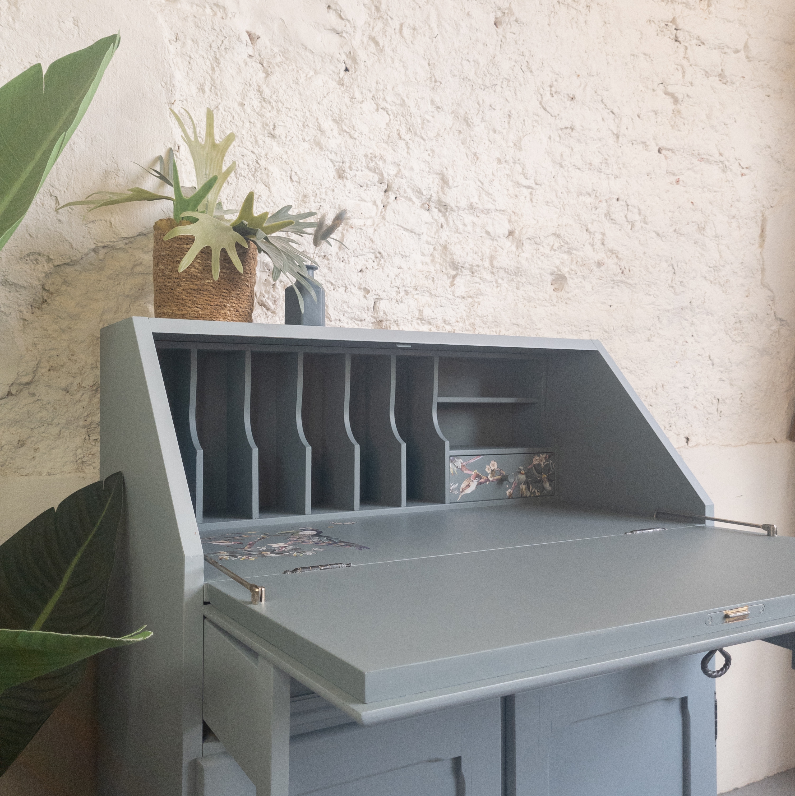 secretaire opgeknapt door Goed Gestyled met Fusion Mineral Paint in de blauwe kleur Paisley en Blue Pine. Geverfde meubels va