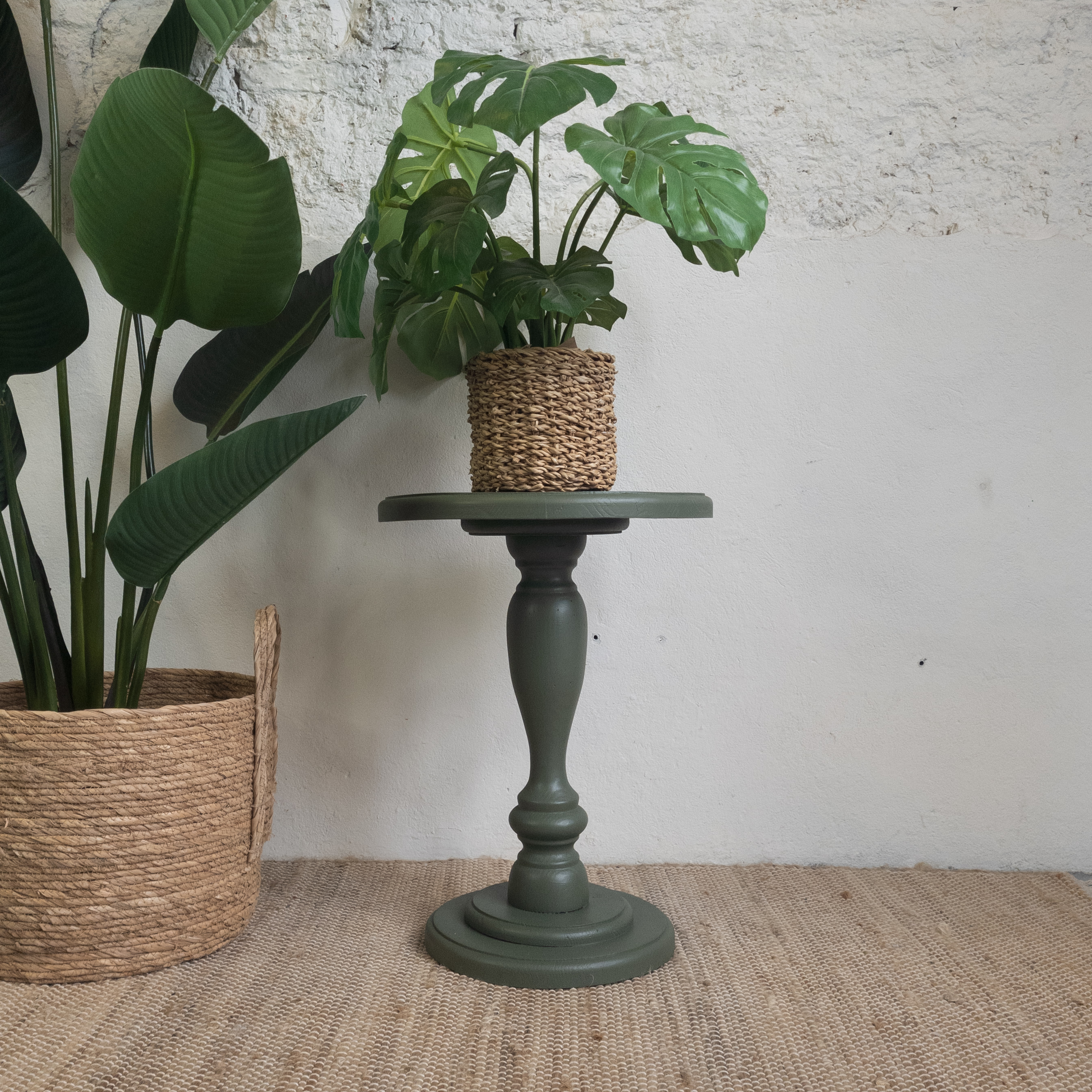 Leuke plantentafel geverfd door goed gestyled met Fusion Mineral Paint bayberry groen