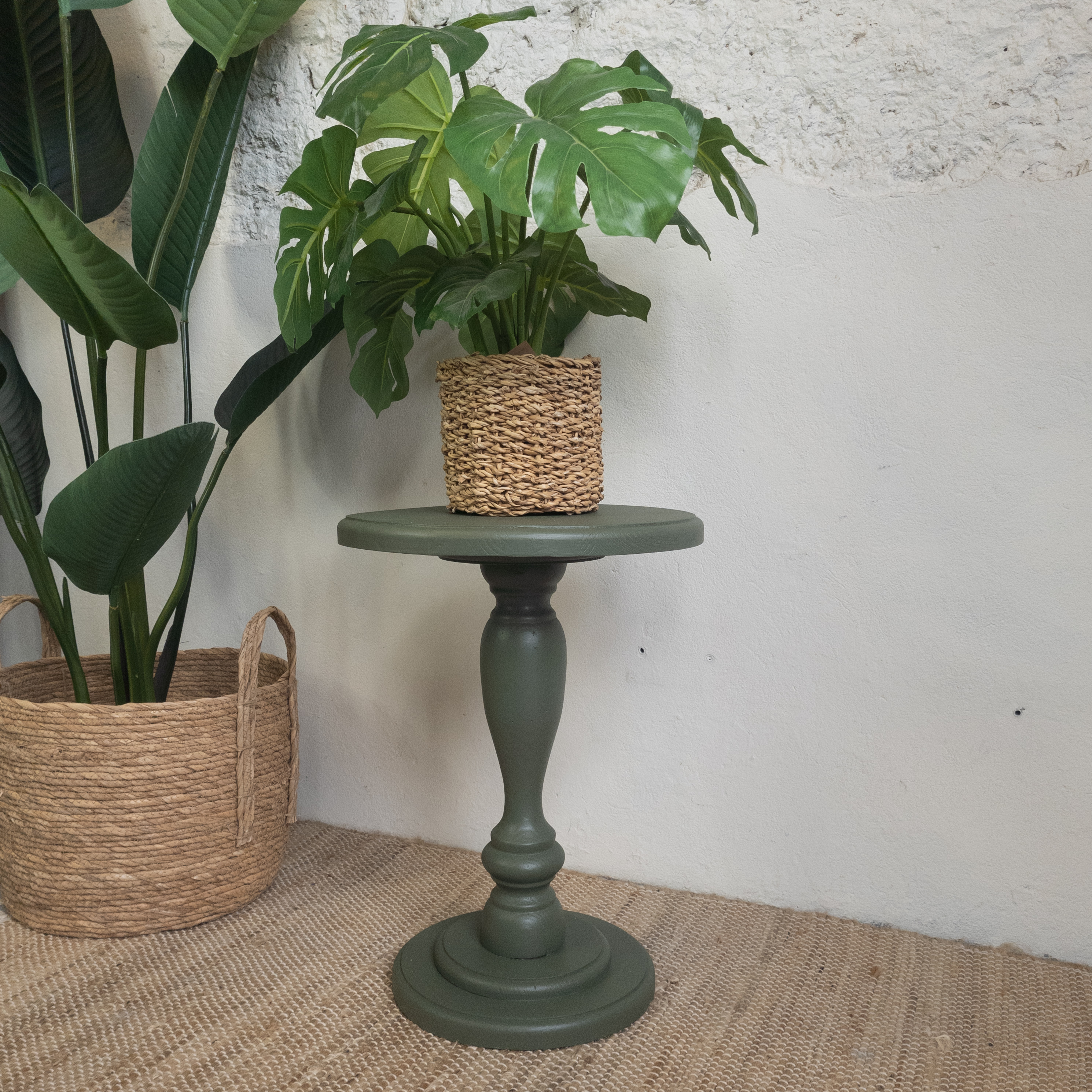 Leuke plantentafel geverfd door goed gestyled met Fusion Mineral Paint bayberry groen