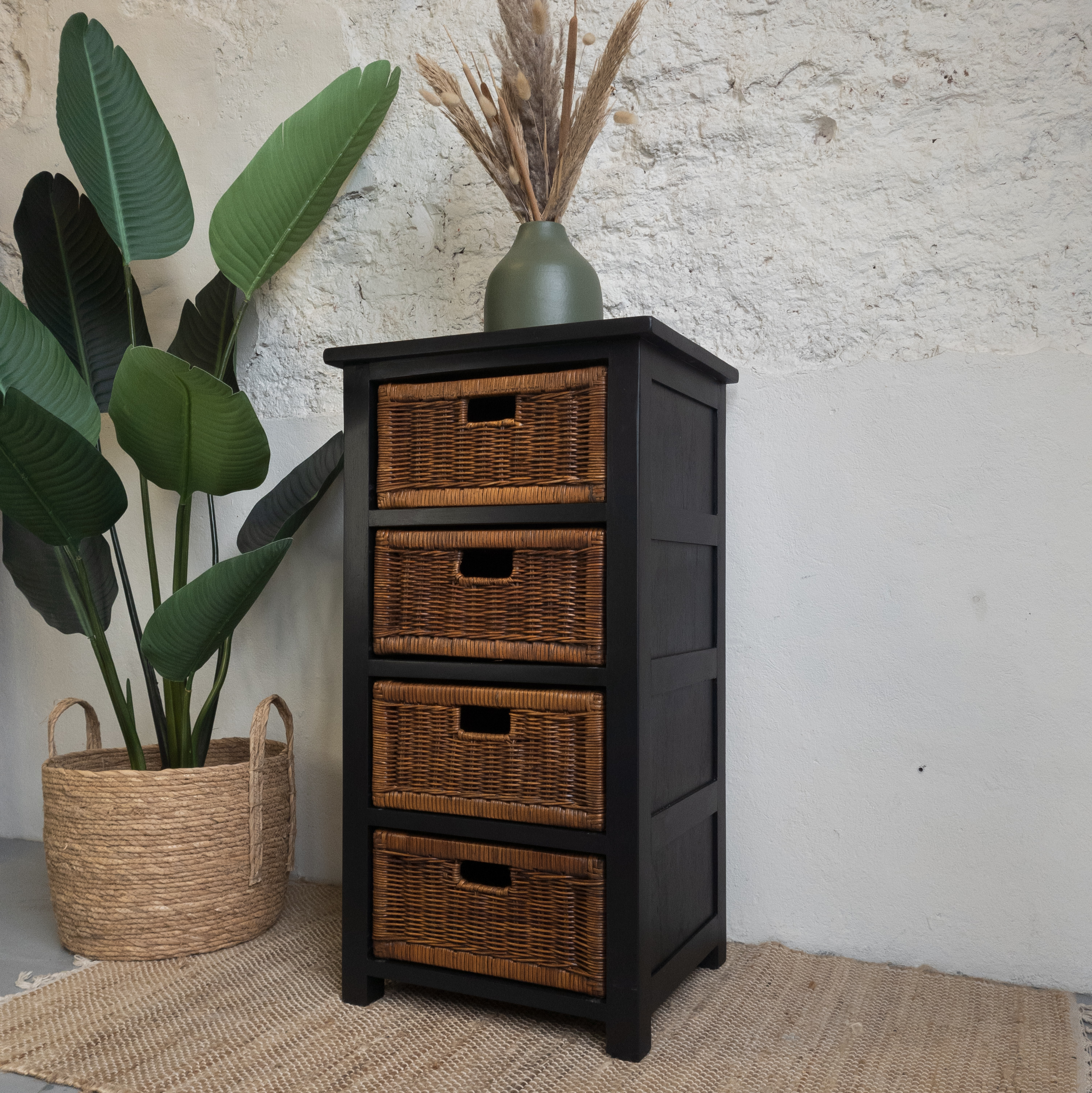 Zwart kastje met rotan lades. opgeknapt met Fusion Mineral paint Coal Black. opgeknapt door Goed Gestyled